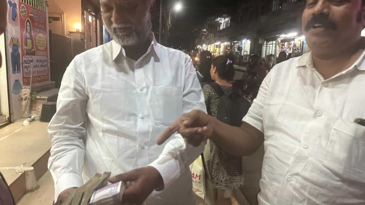 ದಾವಣಗೆರೆ: ಜ್ಯೂಸ್ ಕುಡಿಯಲು ಬಂದು 1.20 ಲಕ್ಷ ಹಣ ಬಿಟ್ಟುಹೋದ ವ್ಯಕ್ತಿ! ಅಮೇಲೇನಾಯ್ತು? ದಾವಣಗೆರೆ: ಜ್ಯೂಸ್ ಕುಡಿಯಲು ಬಂದು 1.20 ಲಕ್ಷ ಹಣ ಬಿಟ್ಟುಹೋದ ವ್ಯಕ್ತಿ! ಅಮೇಲೇನಾಯ್ತು?
