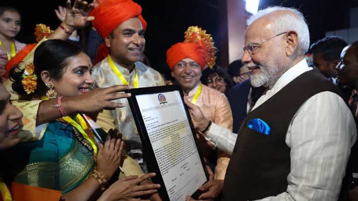 ಪ್ರಧಾನಿ ಮೋದಿಯನ್ನು ಆತ್ಮೀಯತೆಯಿಂದ ಬರಮಾಡಿಕೊಂಡ ನೈಜೀರಿಯಾದ ಜನ ಪ್ರಧಾನಿ ಮೋದಿಯನ್ನು ಆತ್ಮೀಯತೆಯಿಂದ ಬರಮಾಡಿಕೊಂಡ ನೈಜೀರಿಯಾದ ಜನ
