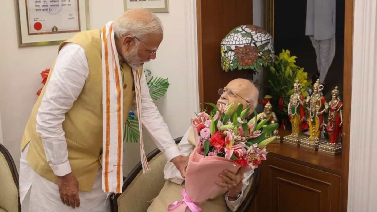 ಎಲ್.ಕೆ ಅಡ್ವಾಣಿ ಭೇಟಿ ಮಾಡಿ 97ನೇ ಹುಟ್ಟುಹಬ್ಬಕ್ಕೆ ಶುಭ ಕೋರಿದ ಪ್ರಧಾನಿ ಮೋದಿ ಎಲ್.ಕೆ ಅಡ್ವಾಣಿ ಭೇಟಿ ಮಾಡಿ 97ನೇ ಹುಟ್ಟುಹಬ್ಬಕ್ಕೆ ಶುಭ ಕೋರಿದ ಪ್ರಧಾನಿ ಮೋದಿ