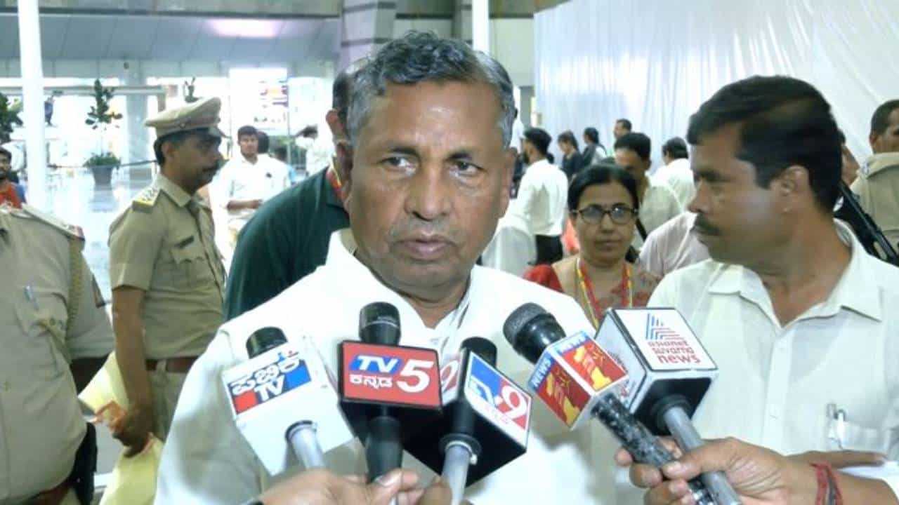 ಪಡಿತರ ಚೀಟಿ ರದ್ದು ವಿಚಾರ: ಒಂದೇ ಒಂದು ಎಪಿಎಲ್ ಕಾರ್ಡ್ ರದ್ದಾಗಿಲ್ಲ, ಸಚಿವ ಮುನಿಯಪ್ಪ ಪಡಿತರ ಚೀಟಿ ರದ್ದು ವಿಚಾರ: ಒಂದೇ ಒಂದು ಎಪಿಎಲ್ ಕಾರ್ಡ್ ರದ್ದಾಗಿಲ್ಲ, ಸಚಿವ ಮುನಿಯಪ್ಪ