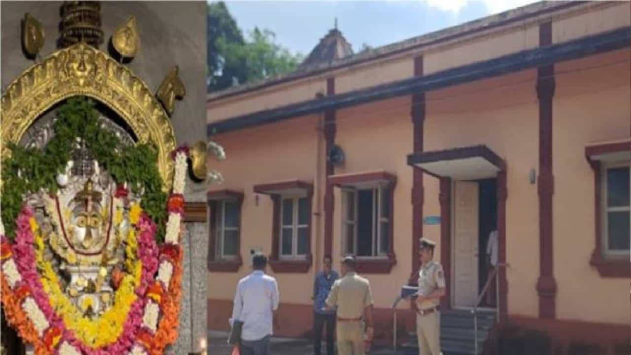 ಬಂಟ್ವಾಳದ ದೇವಸ್ಥಾನದಲ್ಲಿ ಲಕ್ಷಾಂತರ ರೂ. ಮೌಲ್ಯದ ಬೆಳ್ಳಿ, ಚಿನ್ನಾಭರಣ ದರೋಡೆ ಬಂಟ್ವಾಳದ ದೇವಸ್ಥಾನದಲ್ಲಿ ಲಕ್ಷಾಂತರ ರೂ. ಮೌಲ್ಯದ ಬೆಳ್ಳಿ, ಚಿನ್ನಾಭರಣ ದರೋಡೆ