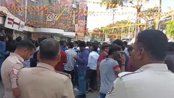 ‘ನವಗ್ರಹ’ ರಿ ರೀಲೀಸ್: ದರ್ಶನ್ ಅಭಿಮಾನಿಗಳ ಮೇಲೆ ಪೊಲೀಸರ ಹದ್ದಿನ ಕಣ್ಣು ‘ನವಗ್ರಹ’ ರಿ ರೀಲೀಸ್: ದರ್ಶನ್ ಅಭಿಮಾನಿಗಳ ಮೇಲೆ ಪೊಲೀಸರ ಹದ್ದಿನ ಕಣ್ಣು
