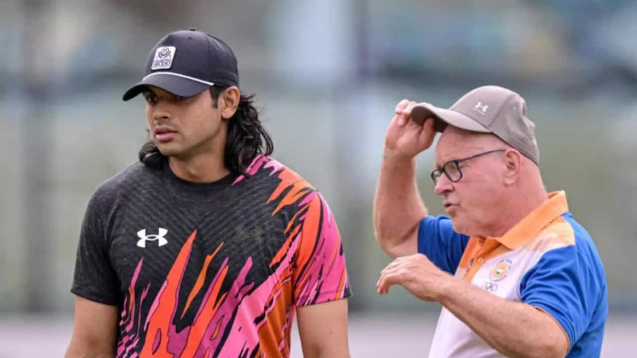 ಭಾರತದ ಡಬಲ್ ಒಲಿಂಪಿಕ್ ಪದಕ ವಿಜೇತ ಮತ್ತು ಜಾವೆಲಿನ್ ಎಸೆತಗಾರ ನೀರಜ್ ಚೋಪ್ರಾ ತಮ್ಮ ಕೋಚ್ ಅನ್ನು ಬದಲಿಸಿದ್ದಾರೆ. ವಾಸ್ತವವಾಗಿ, ನೀರಜ್ ಚೋಪ್ರಾ ಇಲ್ಲಿಯವರೆಗೆ ಜರ್ಮನ್ ಕೋಚ್ ಕ್ಲಾಸ್ ಬಾರ್ಟೋನಿಟ್ಜ್ ಅವರ ತರಬೇತಿಯಲ್ಲಿ ಅಭ್ಯಾಸ ನಡೆಸುತ್ತಿದ್ದರು. ಆದರೆ ಕ್ಲಾಸ್ ಬಾರ್ಟೋನಿಟ್ಜ್ ಇತ್ತೀಚೆಗಷ್ಟೇ ಕೋಚಿಂಗ್ನಿಂದ ನಿವೃತ್ತರಾಗಿದ್ದು, ಇದೀಗ ಅವರ ಸ್ಥಾನಕ್ಕೆ 3 ಬಾರಿ ಒಲಂಪಿಕ್ ಚಾಂಪಿಯನ್ ಎಂಟ್ರಿಕೊಟ್ಟಿದ್ದಾರೆ.