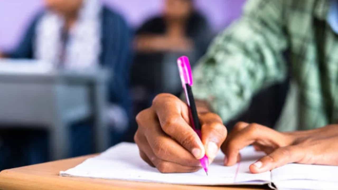 Free NEET Coaching: 25 ಸಾವಿರ ಪಿಯು ವಿದ್ಯಾರ್ಥಿಗಳಿಗೆ ಶಾಲಾ ಶಿಕ್ಷಣ ಇಲಾಖೆಯಿಂದ ಉಚಿತ ನೀಟ್ ಕೋಚಿಂಗ್ Free NEET Coaching: 25 ಸಾವಿರ ಪಿಯು ವಿದ್ಯಾರ್ಥಿಗಳಿಗೆ ಶಾಲಾ ಶಿಕ್ಷಣ ಇಲಾಖೆಯಿಂದ ಉಚಿತ ನೀಟ್ ಕೋಚಿಂಗ್