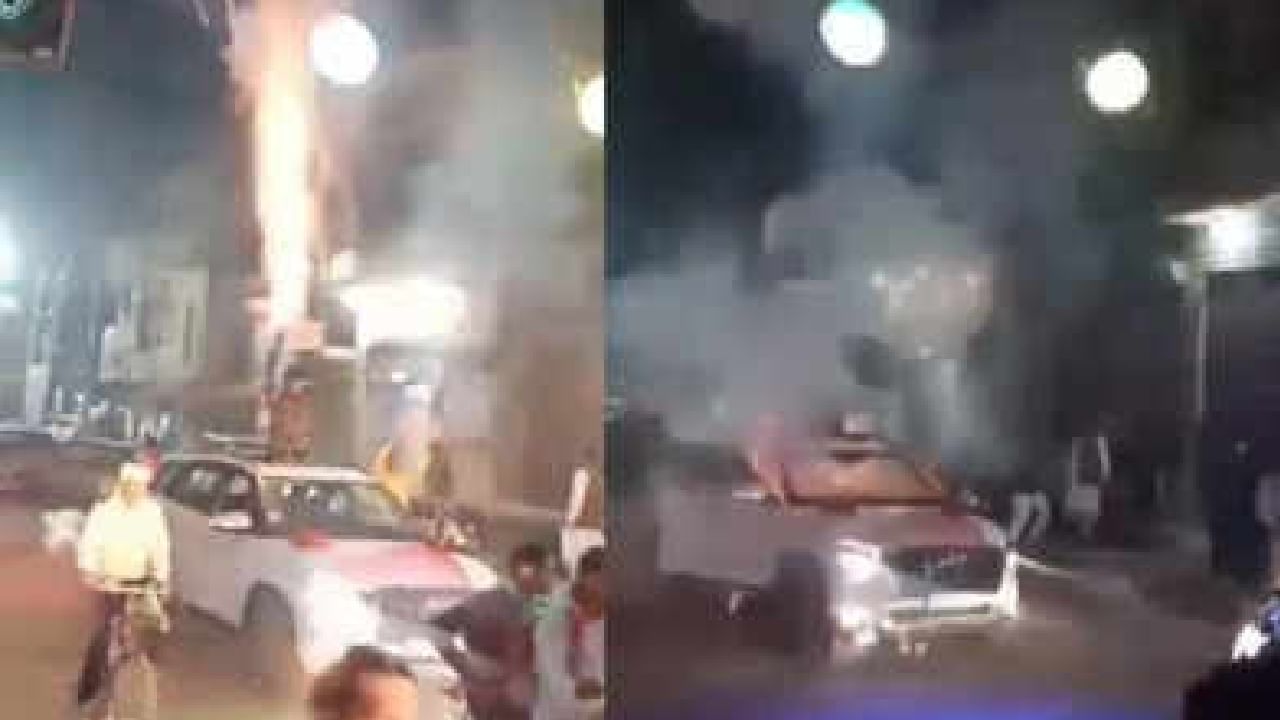 ಸನ್ರೂಫ್ ಮೇಲಿಂದ ಪಟಾಕಿ ಸಿಡಿಸಿದ ಜನ; ಮದುವೆ ದಿಬ್ಬಣದ ಕಾರಿಗೆ ಹೊತ್ತಿಕೊಂಡ ಬೆಂಕಿ ಸನ್ರೂಫ್ ಮೇಲಿಂದ ಪಟಾಕಿ ಸಿಡಿಸಿದ ಜನ; ಮದುವೆ ದಿಬ್ಬಣದ ಕಾರಿಗೆ ಹೊತ್ತಿಕೊಂಡ ಬೆಂಕಿ