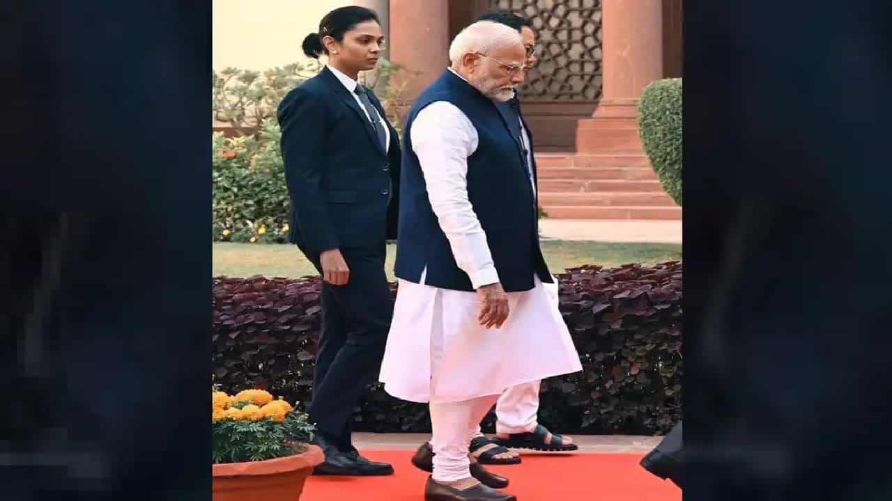 ಪ್ರಧಾನಿ ಮೋದಿ ಹಿಂದೆ ಮಹಿಳಾ ಎಸ್ಪಿಜಿ ಕಮಾಂಡೋ ಇರುವ ಫೋಟೋ ವೈರಲ್; ಅಸಲಿ ಸಂಗತಿ ಇಲ್ಲಿದೆ ಪ್ರಧಾನಿ ಮೋದಿ ಹಿಂದೆ ಮಹಿಳಾ ಎಸ್ಪಿಜಿ ಕಮಾಂಡೋ ಇರುವ ಫೋಟೋ ವೈರಲ್; ಅಸಲಿ ಸಂಗತಿ ಇಲ್ಲಿದೆ