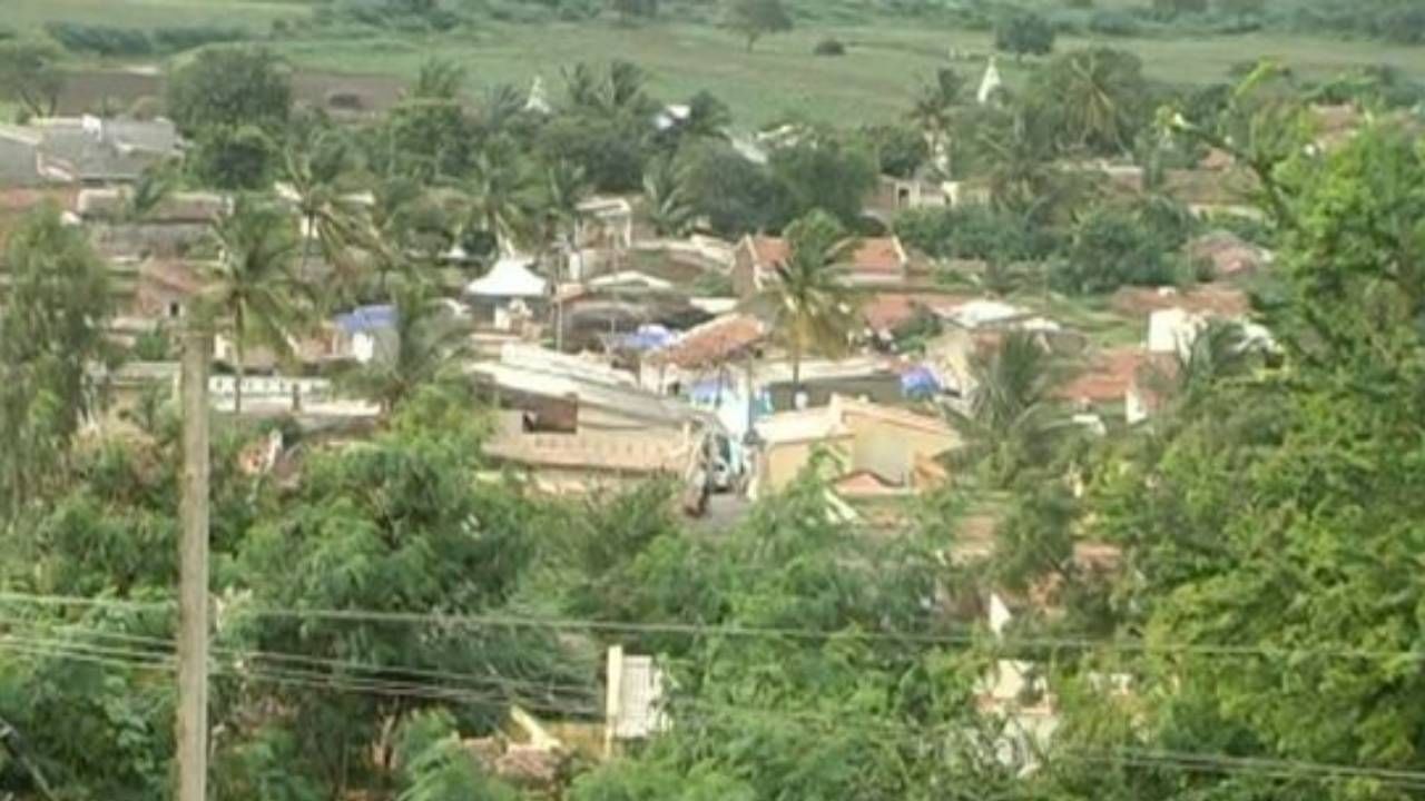 ಬೀದರ್, ಧಾರವಾಡ ಜಿಲ್ಲೆಯಲ್ಲಿ ಗ್ರಾಮಗಳು ವಕ್ಫ್ ಪಾಲು: ಜನ ಕಂಗಾಲು ಬೀದರ್, ಧಾರವಾಡ ಜಿಲ್ಲೆಯಲ್ಲಿ ಗ್ರಾಮಗಳು ವಕ್ಫ್ ಪಾಲು: ಜನ ಕಂಗಾಲು