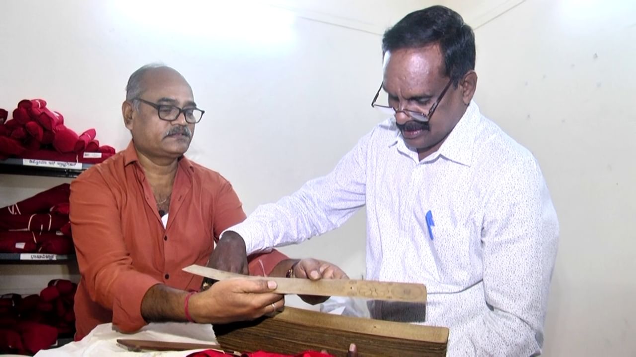 ಧಾರವಾಡ: ಕರ್ನಾಟಕ ವಿವಿಯಲ್ಲಿ ಸದ್ದಿಲ್ಲದೇ ನಡೆಯುತ್ತಿದೆ ತಾಳೆಗರಿ ಗ್ರಂಥಗಳ ಡಿಜಿಟಲೈಸೇಶನ್ ಧಾರವಾಡ: ಕರ್ನಾಟಕ ವಿವಿಯಲ್ಲಿ ಸದ್ದಿಲ್ಲದೇ ನಡೆಯುತ್ತಿದೆ ತಾಳೆಗರಿ ಗ್ರಂಥಗಳ ಡಿಜಿಟಲೈಸೇಶನ್