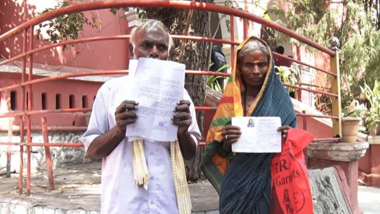 ಕಂಪ್ಯೂಟರ್ ಆಪರೇಟರ್ ಎಡವಟ್ಟು: ಬೇರೆಯವರ ಪಾಲಾದ ಪಿಂಚಣಿ ಹಣ, ವೃದ್ಧ ದಂಪತಿ ಕಂಗಾಲು ಕಂಪ್ಯೂಟರ್ ಆಪರೇಟರ್ ಎಡವಟ್ಟು: ಬೇರೆಯವರ ಪಾಲಾದ ಪಿಂಚಣಿ ಹಣ, ವೃದ್ಧ ದಂಪತಿ ಕಂಗಾಲು