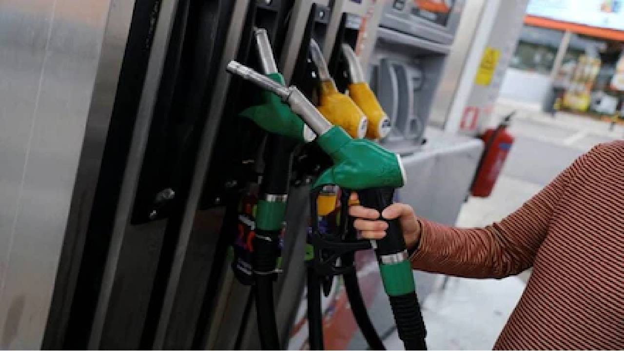 Petrol Diesel Price on November 03: ಮಹಾರಾಷ್ಟ್ರ, ಬಿಹಾರದಲ್ಲಿ ಪೆಟ್ರೋಲ್ ಬೆಲೆ ಏರಿಕೆ Petrol Diesel Price on November 03: ಮಹಾರಾಷ್ಟ್ರ, ಬಿಹಾರದಲ್ಲಿ ಪೆಟ್ರೋಲ್ ಬೆಲೆ ಏರಿಕೆ