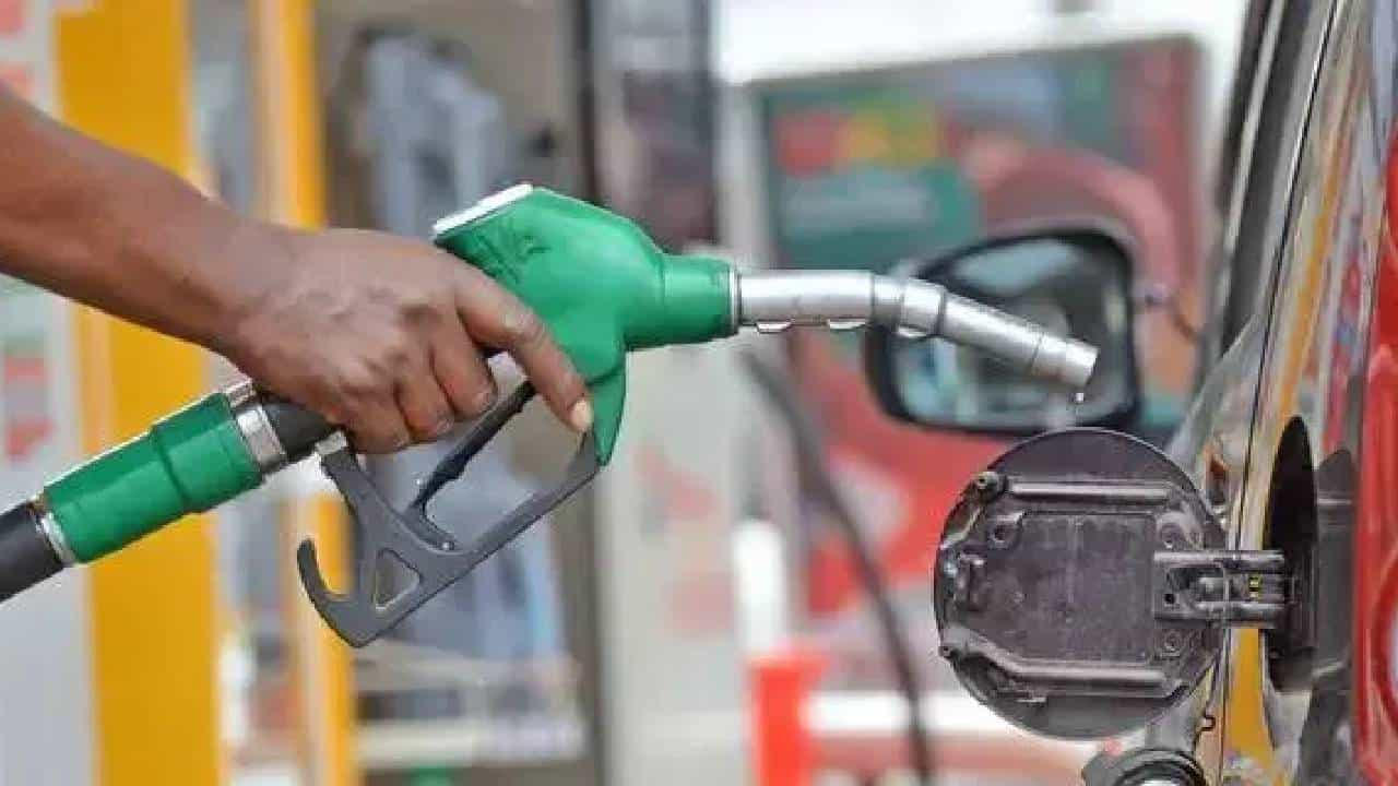 Petrol Diesel Price on November 07: ಕಚ್ಚಾತೈಲ ಬೆಲೆ ಇಳಿಕೆ, ಭಾರತದಲ್ಲಿ ಪೆಟ್ರೋಲ್, ಡೀಸೆಲ್ ದರದಲ್ಲಿ ಬದಲಾವಣೆಯಾಗಿದೆಯೇ? Petrol Diesel Price on November 07: ಕಚ್ಚಾತೈಲ ಬೆಲೆ ಇಳಿಕೆ, ಭಾರತದಲ್ಲಿ ಪೆಟ್ರೋಲ್, ಡೀಸೆಲ್ ದರದಲ್ಲಿ ಬದಲಾವಣೆಯಾಗಿದೆಯೇ?