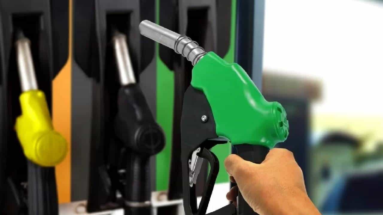 Petrol Diesel Price on November 08: ಕಚ್ಚಾತೈಲ ಬೆಲೆ ಏರಿಕೆ, ಭಾರತದಾದ್ಯಂತ ಪೆಟ್ರೋಲ್, ಡೀಸೆಲ್ ದರ ಸ್ಥಿರ Petrol Diesel Price on November 08: ಕಚ್ಚಾತೈಲ ಬೆಲೆ ಏರಿಕೆ, ಭಾರತದಾದ್ಯಂತ ಪೆಟ್ರೋಲ್, ಡೀಸೆಲ್ ದರ ಸ್ಥಿರ