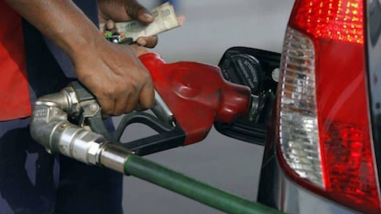 Petrol Diesel Price on November 11: ಕಚ್ಚಾತೈಲ ಬೆಲೆಯಲ್ಲಿ ಏರಿಳಿತ, ಭಾರತದ ಪ್ರಮುಖ ನಗರಗಳಲ್ಲಿ ಪೆಟ್ರೋಲ್, ಡೀಸೆಲ್ ದರ ಎಷ್ಟಿದೆ?