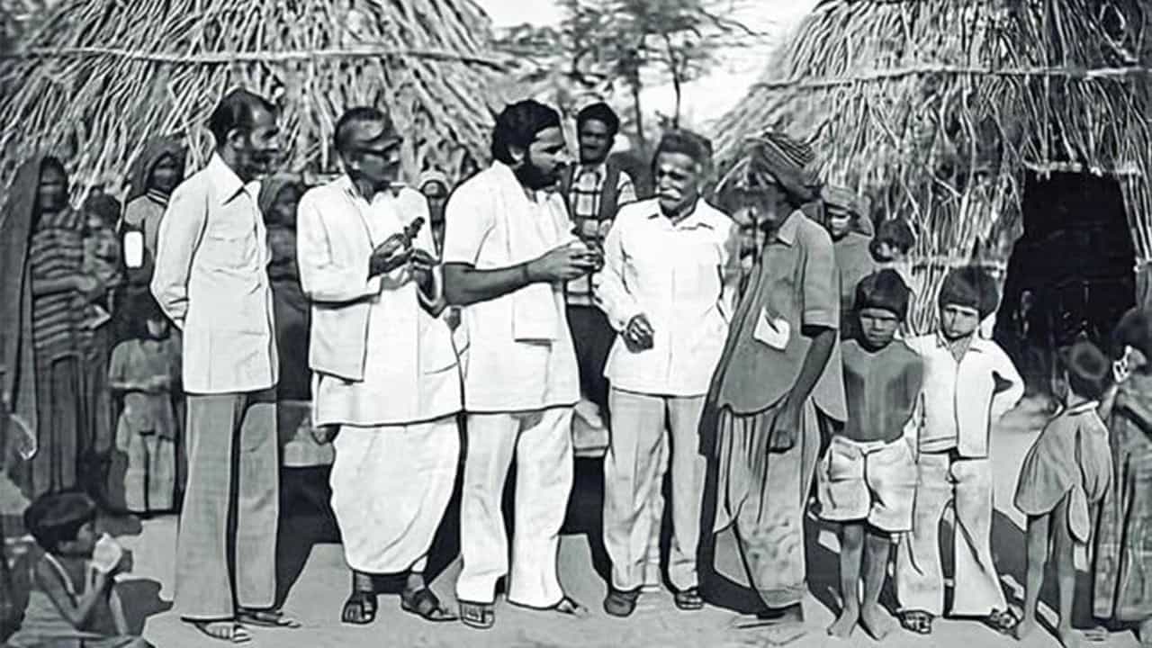 ಆದಿವಾಸಿಗಳ ಸಮಸ್ಯೆ ತಿಳಿಯಲು ಕಾಲ್ನಡಿಗೆಯಲ್ಲೇ ಪ್ರಯಾಣಿಸಿದ್ದರು ಮೋದಿ ಆದಿವಾಸಿಗಳ ಸಮಸ್ಯೆ ತಿಳಿಯಲು ಕಾಲ್ನಡಿಗೆಯಲ್ಲೇ ಪ್ರಯಾಣಿಸಿದ್ದರು ಮೋದಿ