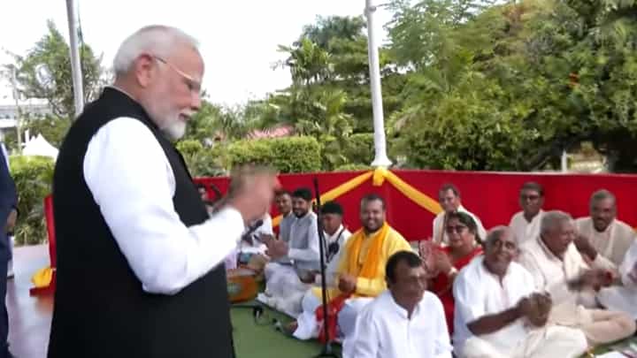 ಗಯಾನಾದಲ್ಲಿ ಮಹಾತ್ಮ ಗಾಂಧಿಗೆ ನಮನ ಸಲ್ಲಿಸಿ, ರಾಮ ಭಜನೆಗೆ ತಾಳ ನುಡಿಸಿದ ಪ್ರಧಾನಿ ಮೋದಿ ಗಯಾನಾದಲ್ಲಿ ಮಹಾತ್ಮ ಗಾಂಧಿಗೆ ನಮನ ಸಲ್ಲಿಸಿ, ರಾಮ ಭಜನೆಗೆ ತಾಳ ನುಡಿಸಿದ ಪ್ರಧಾನಿ ಮೋದಿ