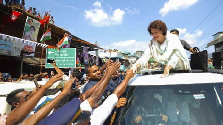 ಪ್ರಿಯಾಂಕಾ ಗಾಂಧಿ ರೋಡ್ ಶೋ ವೇಳೆ ಕಾಂಗ್ರೆಸ್ ಕಾರ್ಯಕರ್ತರು, ಸಿಆರ್ಪಿಎಫ್ ಸಿಬ್ಬಂದಿ ನಡುವೆ ಘರ್ಷಣೆ ಪ್ರಿಯಾಂಕಾ ಗಾಂಧಿ ರೋಡ್ ಶೋ ವೇಳೆ ಕಾಂಗ್ರೆಸ್ ಕಾರ್ಯಕರ್ತರು, ಸಿಆರ್ಪಿಎಫ್ ಸಿಬ್ಬಂದಿ ನಡುವೆ ಘರ್ಷಣೆ