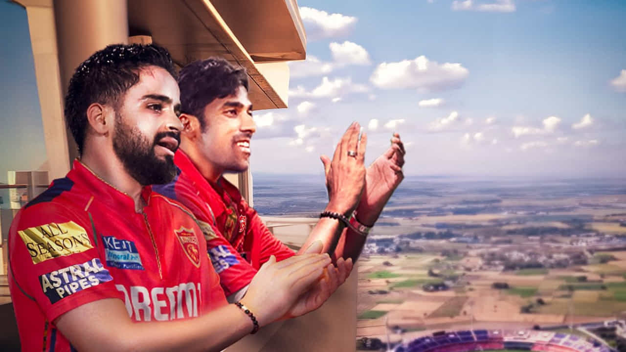 ಈ ಬಾರಿ ಪಂಜಾಬ್ ಕಿಂಗ್ಸ್ ಐಪಿಎಲ್ ಮೆಗಾ ಹರಾಜಿಗೂ ಮೊದಲು ಕೇವಲ ಇಬ್ಬರು ಅನ್ಕ್ಯಾಪ್ಡ್ ಆಟಗಾರರನ್ನು ಮಾತ್ರ ತಂಡದಲ್ಲಿ ಉಳಿಸಿಕೊಂಡಿದೆ. ತಂಡದ ಈ ನಿರ್ಧಾರ ಎಲ್ಲರಲ್ಲೂ ಅಚ್ಚರಿ ಮೂಡಿಸಿತ್ತು. ಏಕೆಂದರೆ, ತಂಡದಲ್ಲಿ ಸ್ಟಾರ್ ಆಟಗಾರರೇ ಇದ್ದರೂ ಅವರೆಲ್ಲರನ್ನು ಕೈಬಿಟ್ಟು, ಇಬ್ಬರು ಅನ್ಕ್ಯಾಪ್ಡ್ ಭಾರತೀಯ ಆಟಗಾರನನ್ನು ಉಳಿಸಿಕೊಳ್ಳುವ ಮಹತ್ವದ ನಿರ್ಧಾರವನ್ನು ಫ್ರಾಂಚೈಸಿ ತೆಗೆದುಕೊಂಡಿದೆ.