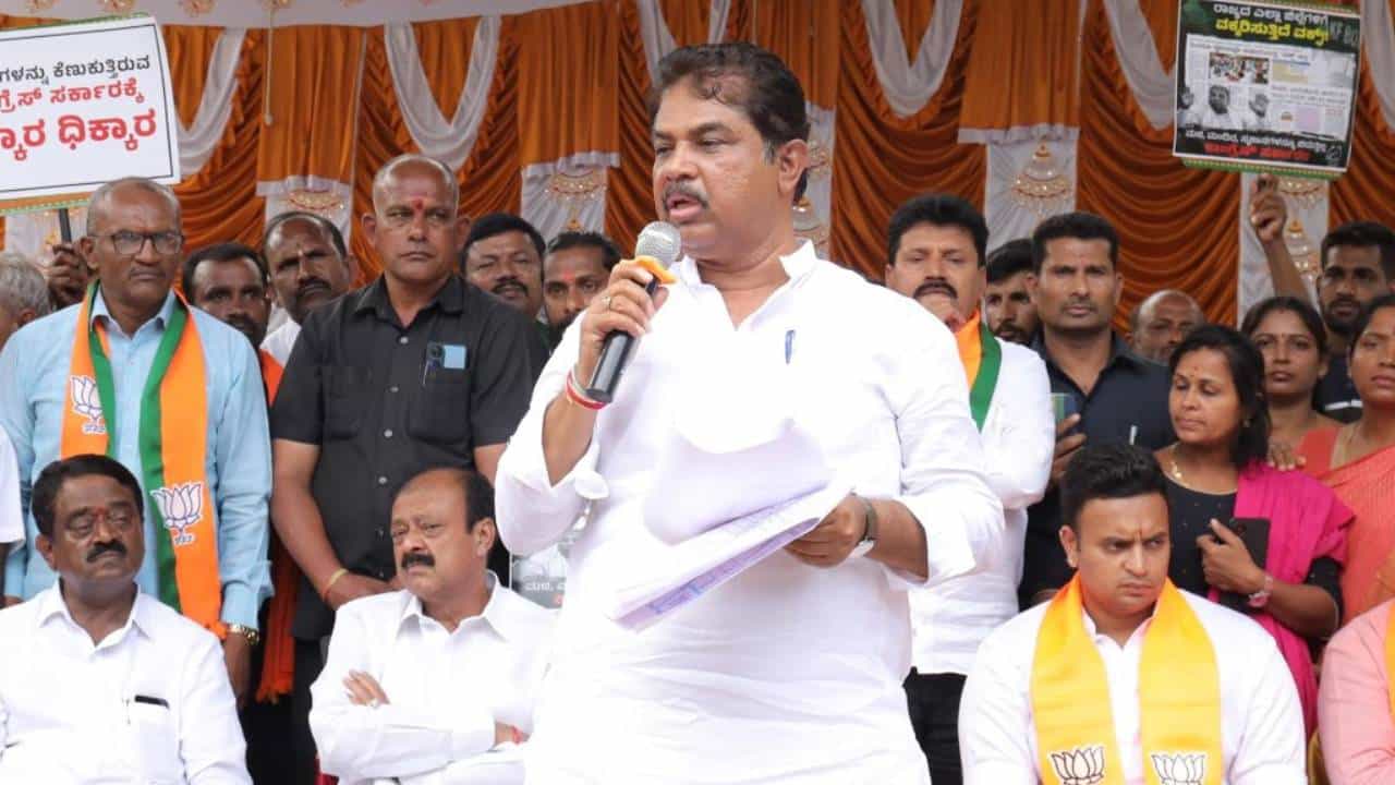 ಕಾಂಗ್ರೆಸ್ 60 ಪರ್ಸೆಂಟ್ ಲಂಚ ಹೊಡೆದು ರಾಜ್ಯವನ್ನ ಲೂಟಿ ಮಾಡುತ್ತಿದೆ: ಅಶೋಕ್ ತಿರುಗೇಟು ಕಾಂಗ್ರೆಸ್ 60 ಪರ್ಸೆಂಟ್ ಲಂಚ ಹೊಡೆದು ರಾಜ್ಯವನ್ನ ಲೂಟಿ ಮಾಡುತ್ತಿದೆ: ಅಶೋಕ್ ತಿರುಗೇಟು