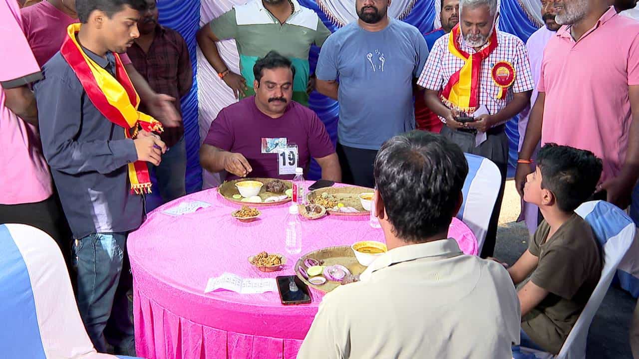 ವೀಕೆಂಡ್ ಬಂತು ಅಂದರೆ ಬೆಂಗಳೂರಿನ ಜನರು, ಹೋಟೆಲ್ ಅಥವಾ ರೆಸ್ಟೋರಂಟ್ಗೆ ಹೋಗಿ ಪಿಜ್ಜಾ, ಬರ್ಗರ್ ತಿಂದು ಎಂಜಾಯ್ ಮಾಡುವುದು ಸಾಮಾನ್ಯ. ಆದರೆ ನಗರದಲ್ಲಿ ರವಿವಾರ ಸ್ವಲ್ಪ ಡಿಫರೆಂಟ್ ಆಗಿ ಹಳ್ಳಿ ಜನರಂತೆ ಸಿಟಿ ಜನರು ರಾಗಿಮುದ್ದೆ ಮುರಿಯುವುದರಲ್ಲಿ ಬ್ಯುಸಿಯಾಗಿದ್ದರು.