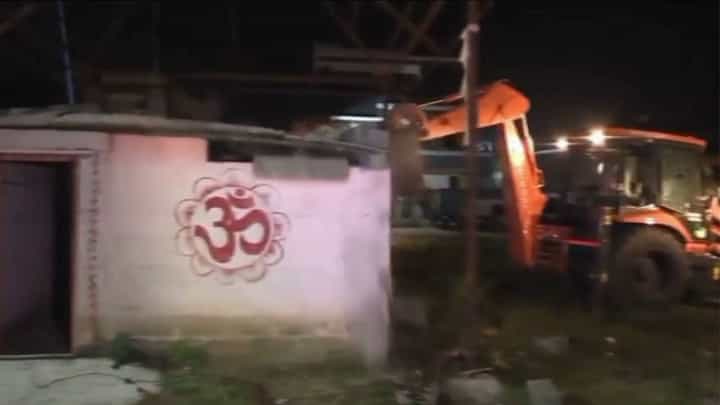 ರಾಯಚೂರಿನಲ್ಲಿ ಮಧ್ಯರಾತ್ರಿ ಜೆಸಿಬಿ ಘರ್ಜನೆ: ಸಿಎ ಸೈಟ್ನಲ್ಲಿ ನಿರ್ಮಿಸಿದ್ದ ಶಿವ, ಗಣೇಶನ ಗುಡಿ ತೆರವು ರಾಯಚೂರಿನಲ್ಲಿ ಮಧ್ಯರಾತ್ರಿ ಜೆಸಿಬಿ ಘರ್ಜನೆ: ಸಿಎ ಸೈಟ್ನಲ್ಲಿ ನಿರ್ಮಿಸಿದ್ದ ಶಿವ, ಗಣೇಶನ ಗುಡಿ ತೆರವು