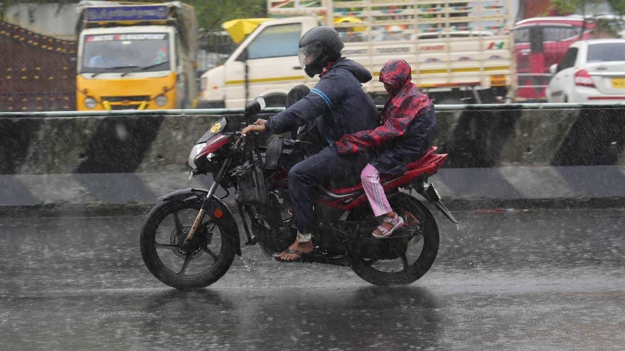 Karnataka Rains: ಕರ್ನಾಟಕದ ಈ 6 ಜಿಲ್ಲೆಗಳಲ್ಲಿ ನವೆಂಬರ್ 9ರಿಂದ ಭಾರಿ ಮಳೆ, ಯೆಲ್ಲೋ ಅಲರ್ಟ್ Karnataka Rains: ಕರ್ನಾಟಕದ ಈ 6 ಜಿಲ್ಲೆಗಳಲ್ಲಿ ನವೆಂಬರ್ 9ರಿಂದ ಭಾರಿ ಮಳೆ, ಯೆಲ್ಲೋ ಅಲರ್ಟ್