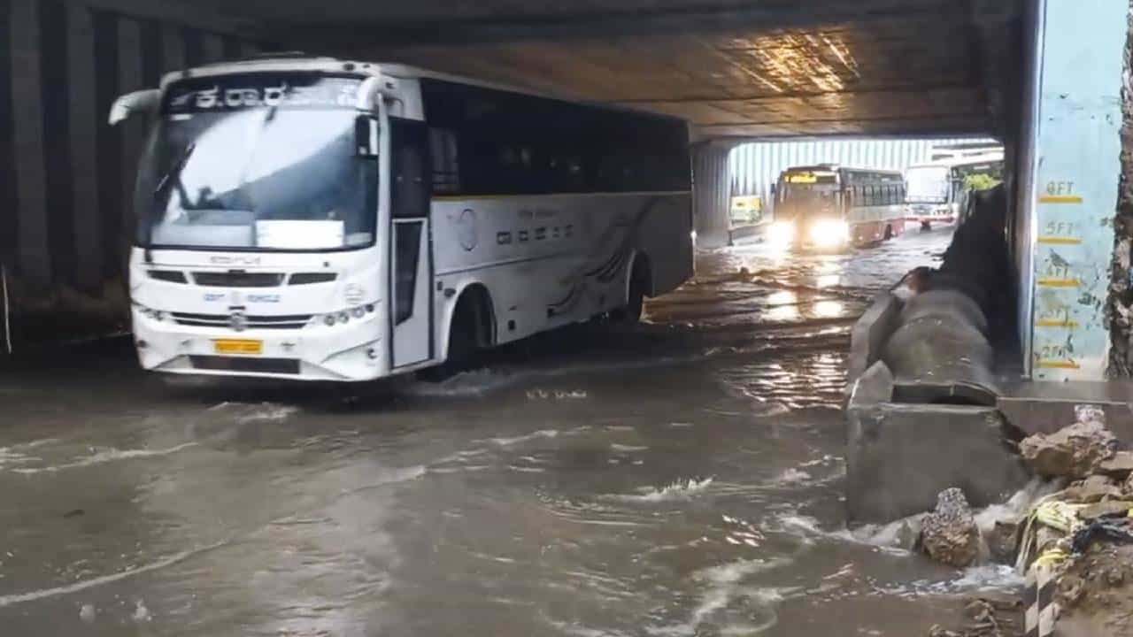 Karnataka Rains: ಬೆಂಗಳೂರು ಸೇರಿ ಕರ್ನಾಟಕದ 14ಕ್ಕೂ ಅಧಿಕ ಜಿಲ್ಲೆಗಳಲ್ಲಿ ಮಳೆಯಾಗುವ ಸಾಧ್ಯತೆ Karnataka Rains: ಬೆಂಗಳೂರು ಸೇರಿ ಕರ್ನಾಟಕದ 14ಕ್ಕೂ ಅಧಿಕ ಜಿಲ್ಲೆಗಳಲ್ಲಿ ಮಳೆಯಾಗುವ ಸಾಧ್ಯತೆ