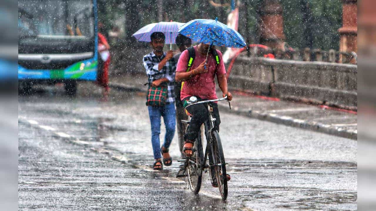 Karnataka Rains: ಕರ್ನಾಟಕದ ಈ 5 ಜಿಲ್ಲೆಗಳಲ್ಲಿ ಧಾರಾಕಾರ ಮಳೆ, ಯೆಲ್ಲೋ ಅಲರ್ಟ್ Karnataka Rains: ಕರ್ನಾಟಕದ ಈ 5 ಜಿಲ್ಲೆಗಳಲ್ಲಿ ಧಾರಾಕಾರ ಮಳೆ, ಯೆಲ್ಲೋ ಅಲರ್ಟ್