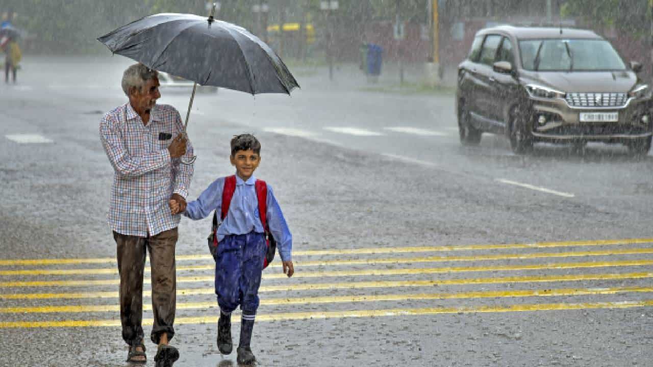 Karnataka Rains: ಬೆಂಗಳೂರು ಸೇರಿ ಕರ್ನಾಟಕದ 25ಕ್ಕೂ ಅಧಿಕ ಜಿಲ್ಲೆಗಳಲ್ಲಿ ಮಳೆ Karnataka Rains: ಬೆಂಗಳೂರು ಸೇರಿ ಕರ್ನಾಟಕದ 25ಕ್ಕೂ ಅಧಿಕ ಜಿಲ್ಲೆಗಳಲ್ಲಿ ಮಳೆ