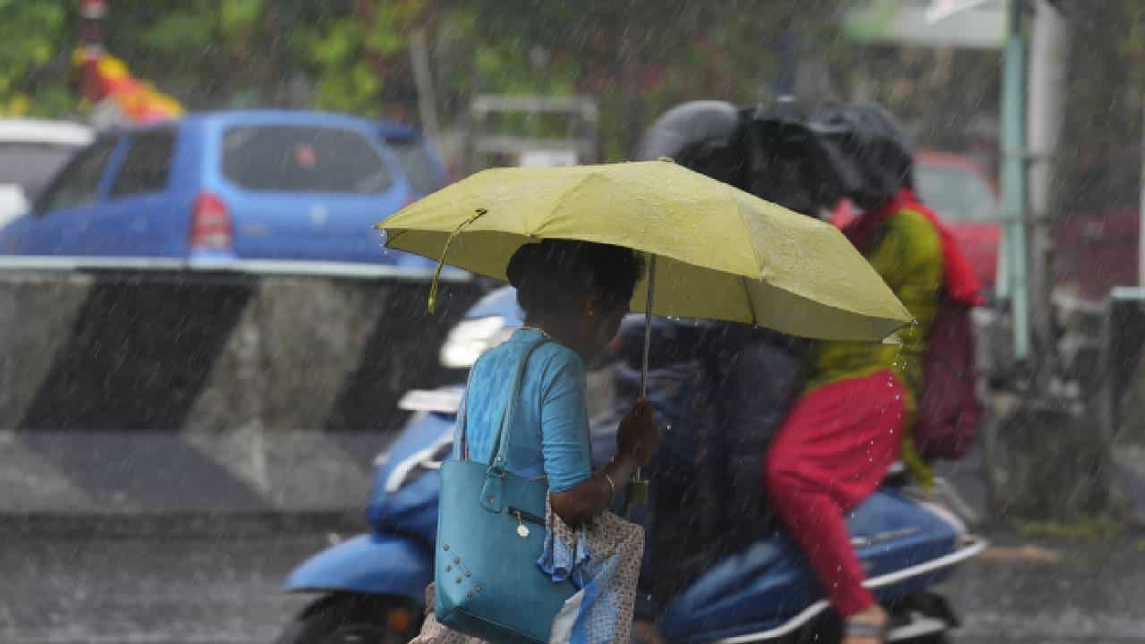 Karnataka Rains: ಕರ್ನಾಟಕದ 6 ಜಿಲ್ಲೆಗಳಲ್ಲಿ ಇಂದಿನಿಂದ ಜೋರು ಮಳೆ, ಯೆಲ್ಲೋ ಅಲರ್ಟ್ Karnataka Rains: ಕರ್ನಾಟಕದ 6 ಜಿಲ್ಲೆಗಳಲ್ಲಿ ಇಂದಿನಿಂದ ಜೋರು ಮಳೆ, ಯೆಲ್ಲೋ ಅಲರ್ಟ್