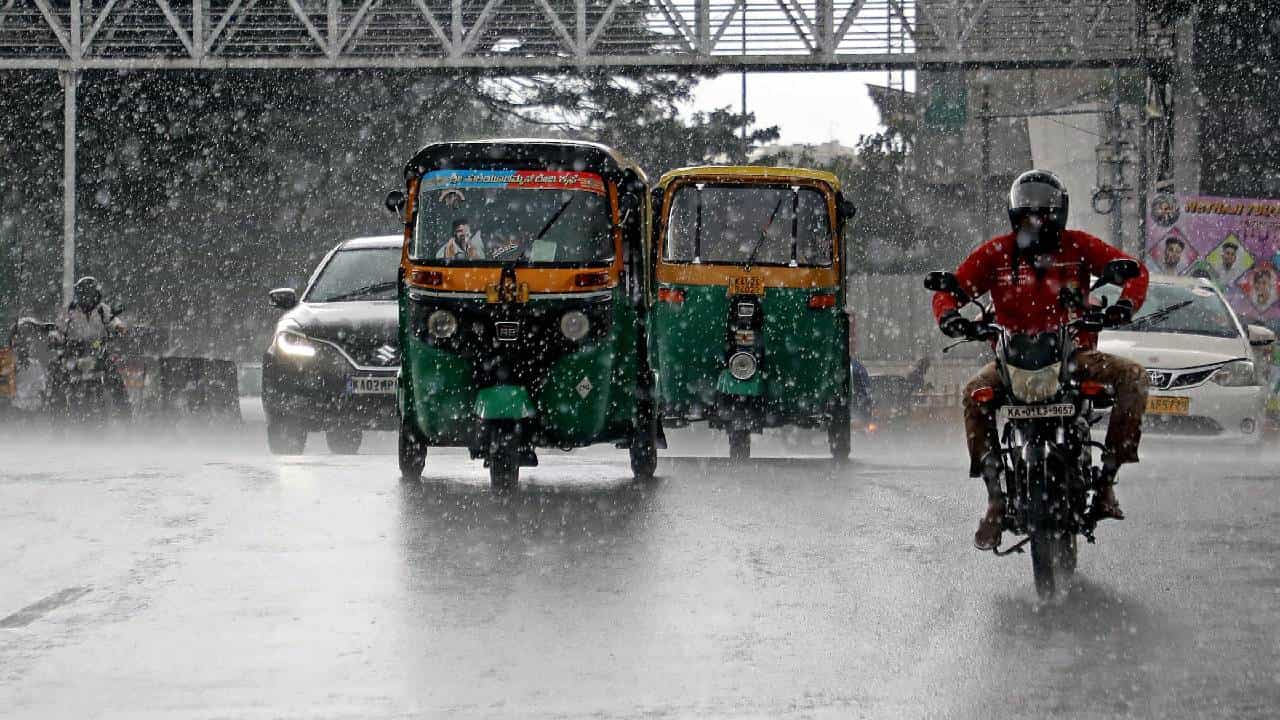 Karnataka Rains: ಕರ್ನಾಟಕದ ದಕ್ಷಿಣ ಒಳನಾಡಿನಲ್ಲಿ ಮಳೆ, ಉಳಿದೆಡೆ ಒಣಹವೆ Karnataka Rains: ಕರ್ನಾಟಕದ ದಕ್ಷಿಣ ಒಳನಾಡಿನಲ್ಲಿ ಮಳೆ, ಉಳಿದೆಡೆ ಒಣಹವೆ