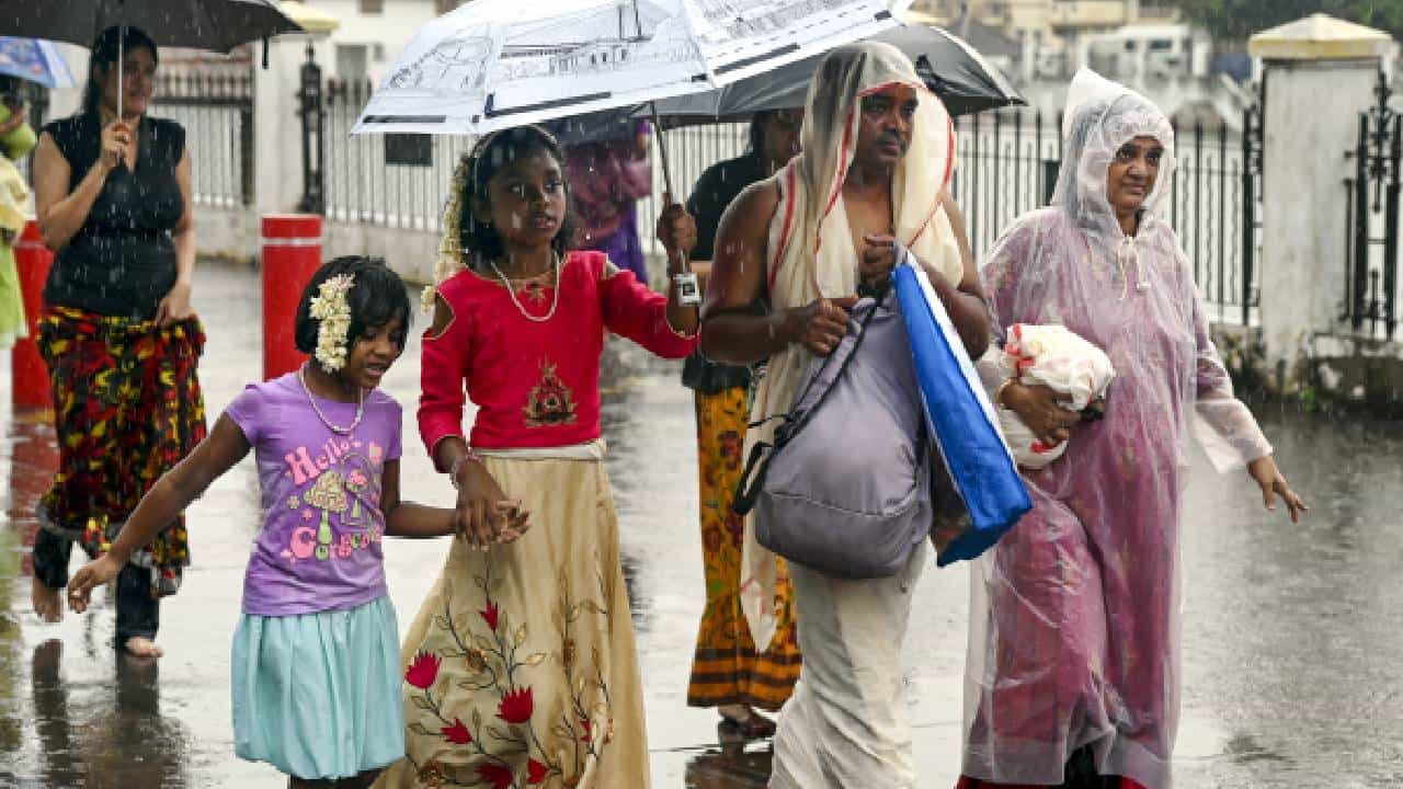 Karnataka Rains: ಬೆಂಗಳೂರು ಸೇರಿ ಕರ್ನಾಟಕದ 14 ಜಿಲ್ಲೆಗಳಲ್ಲಿ ಇಂದು ಮಳೆ Karnataka Rains: ಬೆಂಗಳೂರು ಸೇರಿ ಕರ್ನಾಟಕದ 14 ಜಿಲ್ಲೆಗಳಲ್ಲಿ ಇಂದು ಮಳೆ
