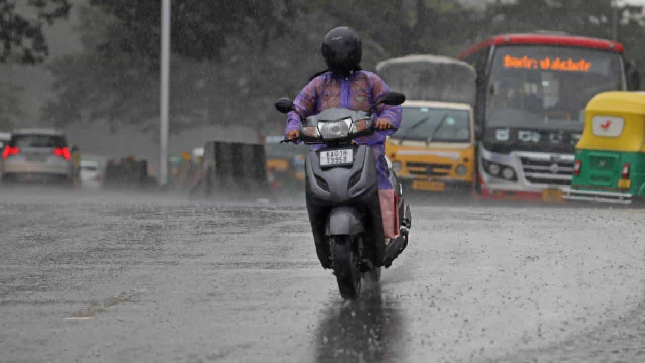 Karnataka Rains: ಇಂದು ಕರ್ನಾಟಕದ 13 ಜಿಲ್ಲೆಗಳಲ್ಲಿ ಮಳೆ, ಉತ್ತರ ಒಳನಾಡಿನಲ್ಲಿ ಒಣಹವೆ Karnataka Rains: ಇಂದು ಕರ್ನಾಟಕದ 13 ಜಿಲ್ಲೆಗಳಲ್ಲಿ ಮಳೆ, ಉತ್ತರ ಒಳನಾಡಿನಲ್ಲಿ ಒಣಹವೆ