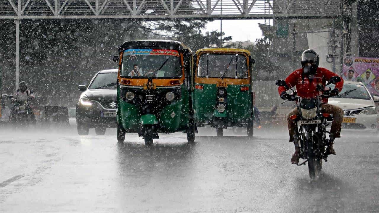 Karnataka Rains: ಕರ್ನಾಟಕದ ಈ ಜಿಲ್ಲೆಗಳಲ್ಲಿ ನವೆಂಬರ್ 27ರಿಂದ ಮತ್ತೆ ಮಳೆ Karnataka Rains: ಕರ್ನಾಟಕದ ಈ ಜಿಲ್ಲೆಗಳಲ್ಲಿ ನವೆಂಬರ್ 27ರಿಂದ ಮತ್ತೆ ಮಳೆ