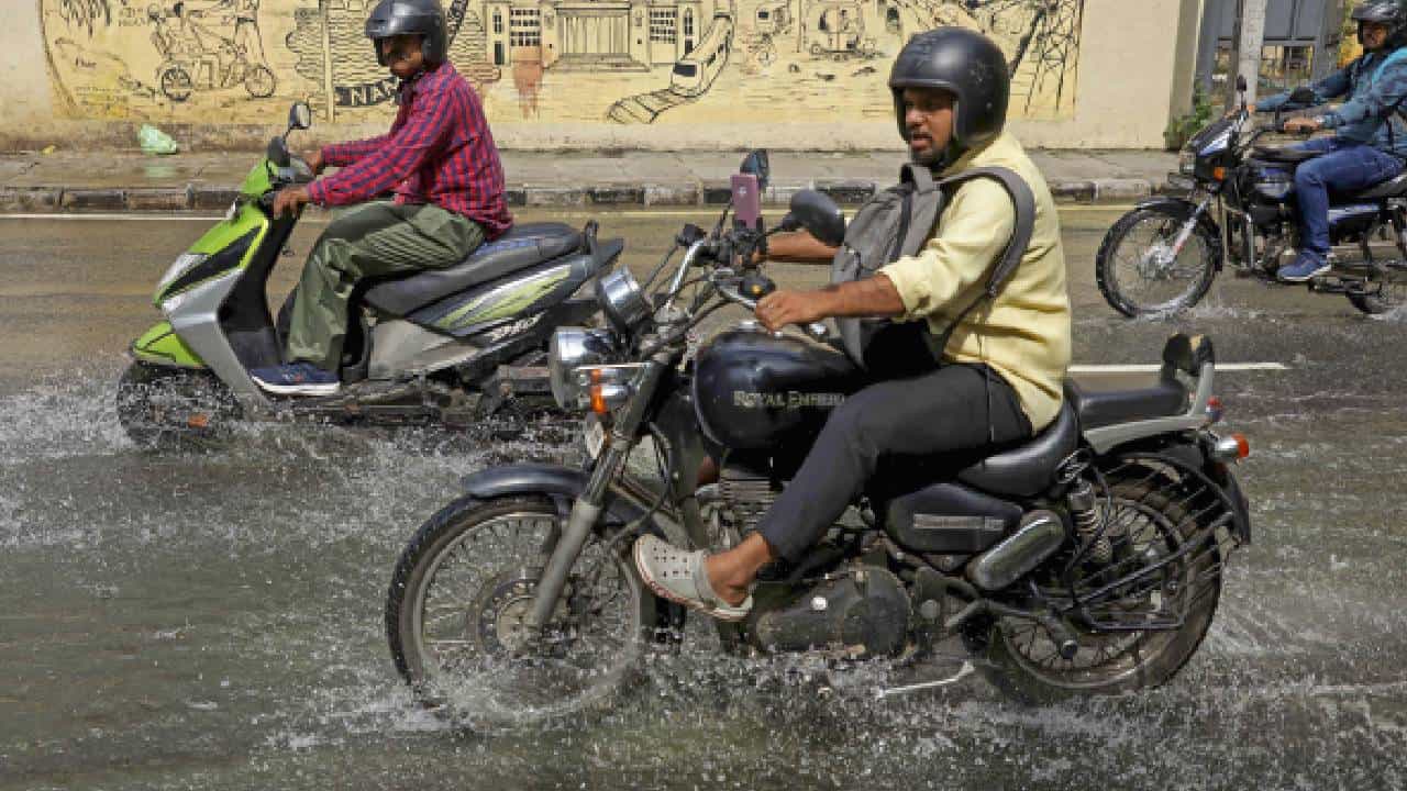 Karnataka Weather: ಕರ್ನಾಟಕದ ದಕ್ಷಿಣ ಒಳನಾಡಿನ 9 ಜಿಲ್ಲೆಗಳಲ್ಲಿ ಡಿಸೆಂಬರ್ 1ರಿಂದ ಮಳೆ Karnataka Weather: ಕರ್ನಾಟಕದ ದಕ್ಷಿಣ ಒಳನಾಡಿನ 9 ಜಿಲ್ಲೆಗಳಲ್ಲಿ ಡಿಸೆಂಬರ್ 1ರಿಂದ ಮಳೆ