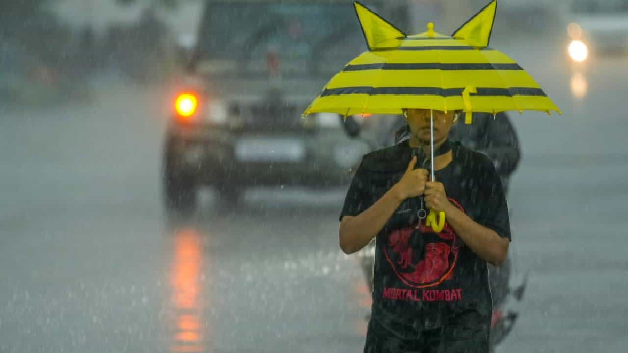 Karnataka Weather: ಬೆಂಗಳೂರಲ್ಲಿ ಮೈಕೊರೆವ ಚಳಿ, ಚಂಡಮಾರುತ ಪ್ರಭಾವ 20ಕ್ಕೂ ಅಧಿಕ ಜಿಲ್ಲೆಗಳಲ್ಲಿ ಮಳೆ ಸಾಧ್ಯತೆ Karnataka Weather: ಬೆಂಗಳೂರಲ್ಲಿ ಮೈಕೊರೆವ ಚಳಿ, ಚಂಡಮಾರುತ ಪ್ರಭಾವ 20ಕ್ಕೂ ಅಧಿಕ ಜಿಲ್ಲೆಗಳಲ್ಲಿ ಮಳೆ ಸಾಧ್ಯತೆ