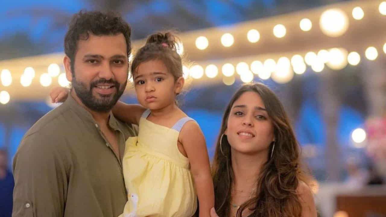 ಭಾರತ ತಂಡದ ನಾಯಕ ರೋಹಿತ್ ಶರ್ಮಾ ಮನೆಯಲ್ಲಿ ಮತ್ತೊಮ್ಮೆ ಸಂತಸ ಮನೆ ಮಾಡಿದೆ. ಅವರ ಪತ್ನಿ ರಿತಿಕಾ ಸಜ್ದೇ ಶುಕ್ರವಾರ ಗಂಡು ಮಗುವಿಗೆ ಜನ್ಮ ನೀಡಿದ್ದಾರೆ. ಈ ಮೂಲಕ ರೋಹಿತ್ ಶರ್ಮಾ ಅವರ ಚಿಕ್ಕ ಕುಟುಂಬಕ್ಕೆ ನೂತನ ಸೇರ್ಪಡೆಯಾಗಿದೆ. 2015 ರ ಡಿಸೆಂಬರ್ 13 ರಂದು ವೈವಾಹೀಕ ಜೀವನಕ್ಕೆ ಕಾಲಿರಿಸಿದ್ದ ರೋಹಿತ್ ಮತ್ತು ರಿತಿಕಾ ಅವರಿಗೆ 2018 ರಲ್ಲಿ ಸಮೈರಾ ಎಂಬ ಮಗಳು ಜನಿಸಿದ್ದಳು.