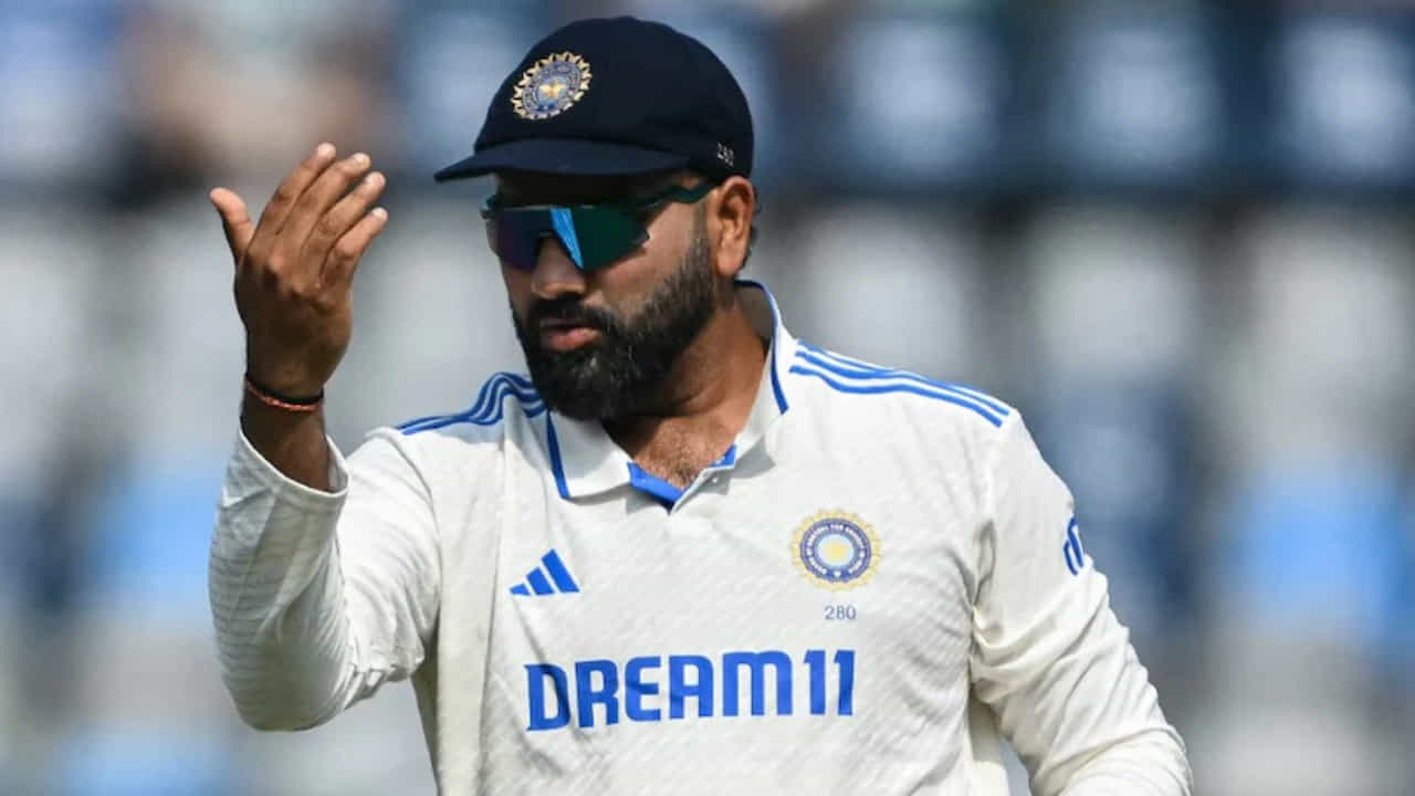 ಭಾರತ ಮತ್ತು ಆಸ್ಟ್ರೇಲಿಯಾ ನಡುವಿನ ಬಾರ್ಡರ್ ಗವಾಸ್ಕರ್ ಟ್ರೋಫಿಯ ಮೊದಲ ಪಂದ್ಯ ನಾಳೆಯಿಂದ ಪರ್ತ್ನ ಆಪ್ಟಸ್ ಕ್ರೀಡಾಂಗಣದಲ್ಲಿ ಆರಂಭವಾಗಲಿದೆ. ಈ ಸರಣಿಯ ಮೊದಲ ಪಂದ್ಯದಲ್ಲಿ ಟೀಂ ಇಂಡಿಯಾ ನಾಯಕ ರೋಹಿತ್ ಶರ್ಮಾ ಆಡುತ್ತಿಲ್ಲ. ಎರಡನೇ ಮಗುವಿನ ಜನನದ ಕಾರಣದಿಂದ ಅವರು ಭಾರತ ತಂಡದೊಂದಿಗೆ ಆಸ್ಟ್ರೇಲಿಯಾಕ್ಕೆ ಹೋಗಲಿಲ್ಲ. ಇದೀಗ ಕುಟುಂಬದೊಂದಿಗೆ ಕಾಲ ಕಳೆದಿರುವ ರೋಹಿತ್ ಆಸ್ಟ್ರೇಲಿಯಾಕ್ಕೆ ಹಾರಲು ಸಜ್ಜಾಗಿದ್ದಾರೆ.