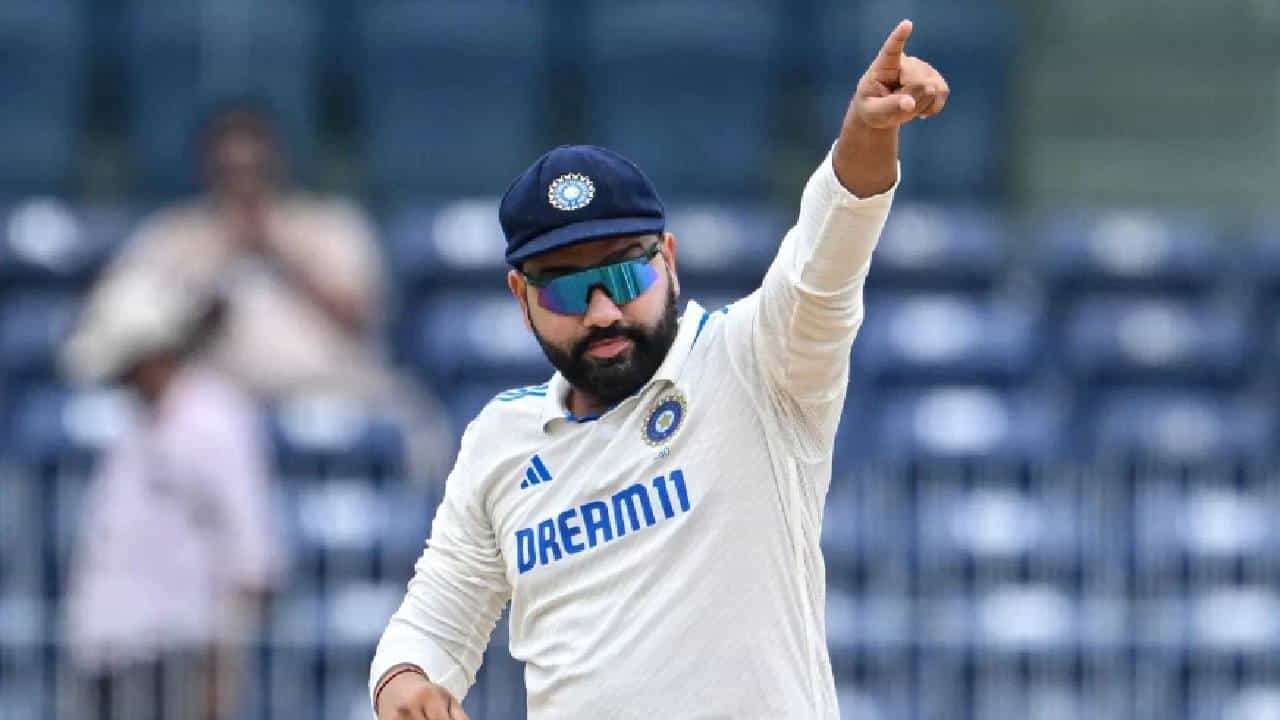 ಭಾರತ ಮತ್ತು ಆಸ್ಟ್ರೇಲಿಯಾ ನಡುವಿನ ಬಾರ್ಡರ್ - ಗವಾಸ್ಕರ್ ಟೆಸ್ಟ್ ಸರಣಿಯ ಮೊದಲ ಪಂದ್ಯಕ್ಕೆ ಟೀಮ್ ಇಂಡಿಯಾ ನಾಯಕ ರೋಹಿತ್ ಶರ್ಮಾ ಅಲಭ್ಯರಾಗಲಿದ್ದಾರೆ. ನವೆಂಬರ್ 22 ರಿಂದ ಆರಂಭವಾಗಲಿರುವ ಈ ಪಂದ್ಯದಲ್ಲಿ ಪಾಲ್ಗೊಳ್ಳಲಾಗುವುದಿಲ್ಲ ಎಂದು ರೋಹಿತ್ ಶರ್ಮಾ ಬಿಸಿಸಿಐಗೆ ತಿಳಿಸಿದ್ದಾರೆ. ಹೀಗಾಗಿ ಪರ್ತ್ ಟೆಸ್ಟ್ನಲ್ಲಿ ಹಿಟ್ಮ್ಯಾನ್ ಕಾಣಿಸಿಕೊಳ್ಳುವುದಿಲ್ಲ.