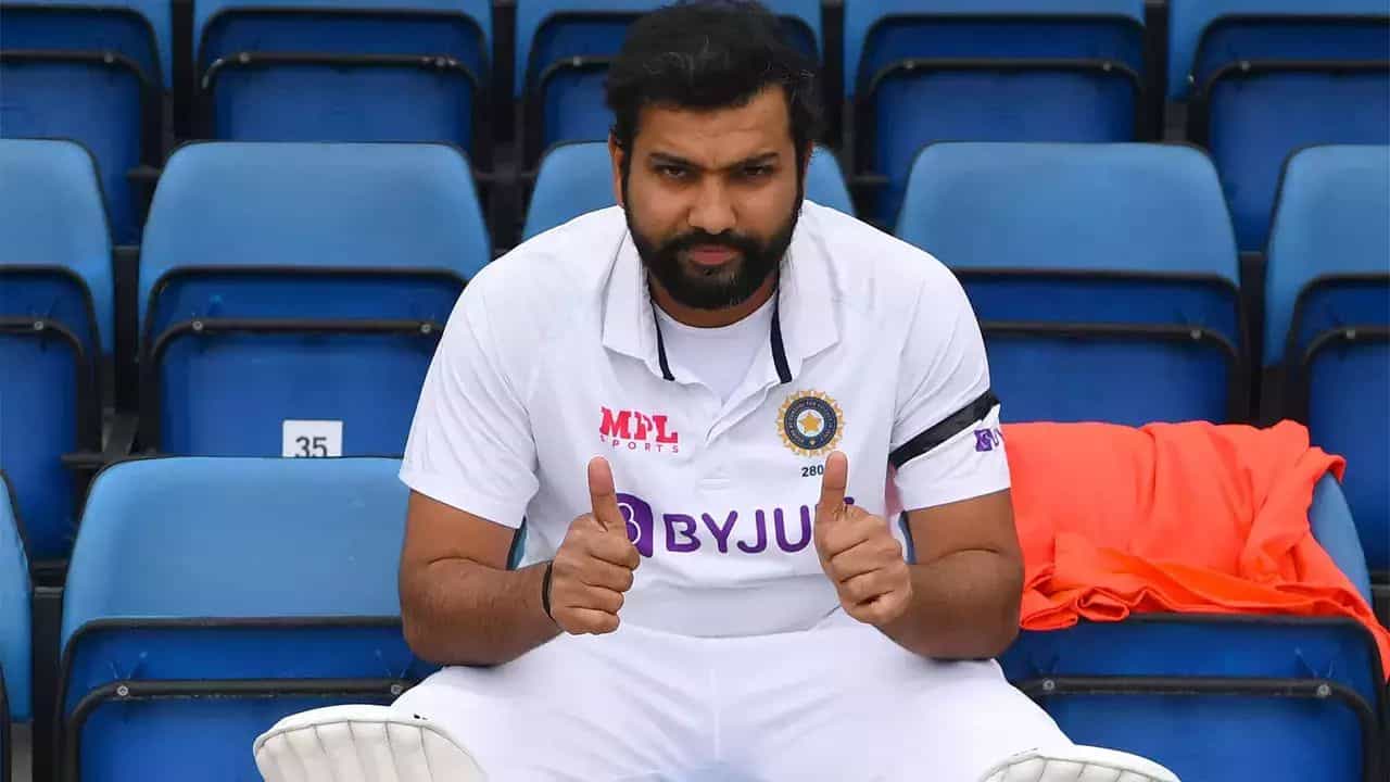 ಭಾರತ ಮತ್ತು ಆಸ್ಟ್ರೇಲಿಯಾ ನಡುವಣ ಮೊದಲ ಟೆಸ್ಟ್ ಪಂದ್ಯದಿಂದ ಟೀಮ್ ಇಂಡಿಯಾ ನಾಯಕ ರೋಹಿತ್ ಶರ್ಮಾ ಹೊರಗುಳಿದಿದ್ದಾರೆ. ವೈಯುಕ್ತಿಕ ಕಾರಣಗಳಿಂದಾಗಿ ಪರ್ತ್ ಟೆಸ್ಟ್ನಿಂದ ಹೊರಗುಳಿಯುತ್ತಿರುವುದಾಗಿ ಹಿಟ್ಮ್ಯಾನ್ ಬಿಸಿಸಿಐಗೆ ತಿಳಿಸಿದ್ದಾರೆ. ಇದರೊಂದಿಗೆ ಮೊದಲ ಟೆಸ್ಟ್ ಪಂದ್ಯದಲ್ಲಿ ಟೀಮ್ ಇಂಡಿಯಾದ ಆರಂಭಿಕ ಜೋಡಿ ಬದಲಾಗುವುದು ಕೂಡ ಖಚಿತವಾಗಿದೆ.