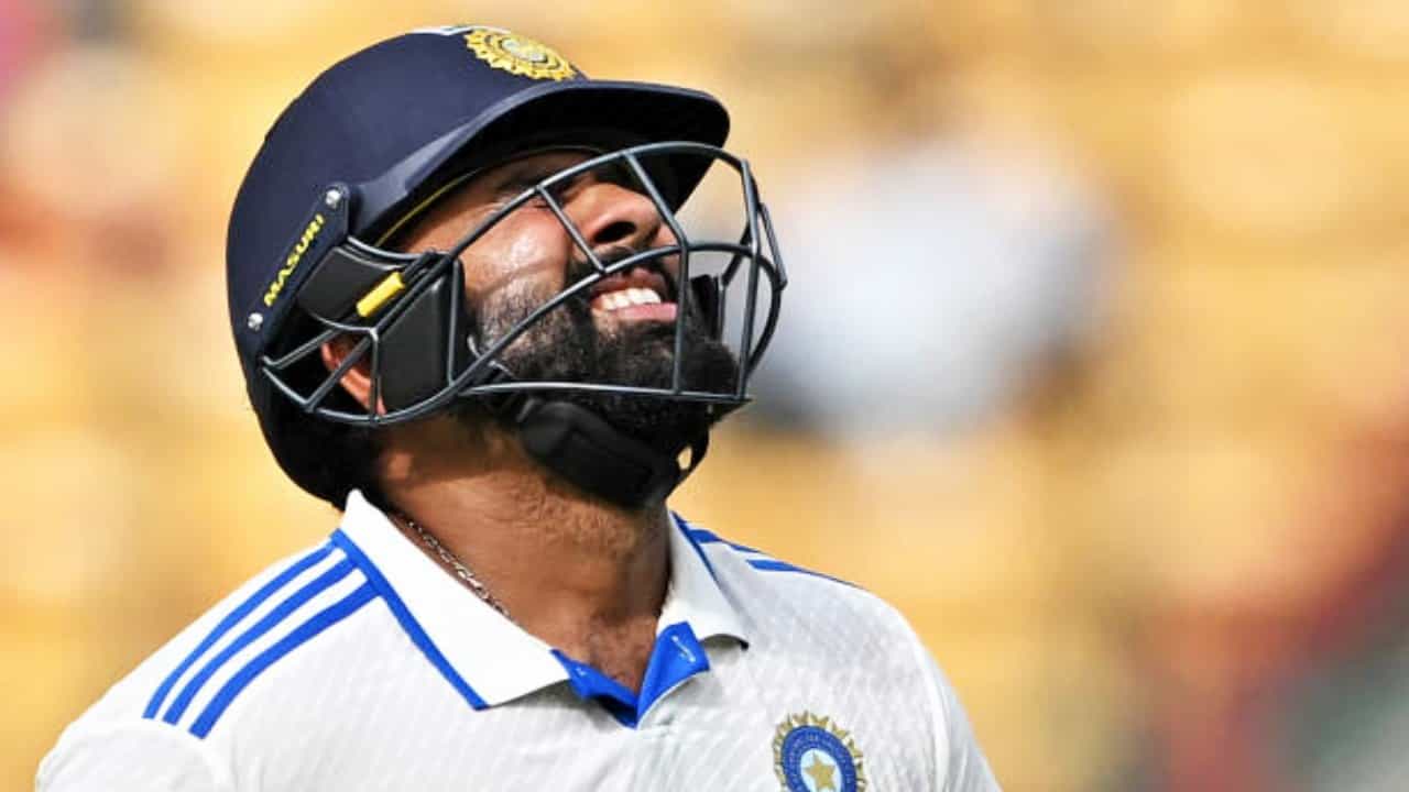 ಟೆಸ್ಟ್ ಕ್ರಿಕೆಟ್ನಲ್ಲಿ ರೋಹಿತ್ ಶರ್ಮಾ (Rohit Sharma) ಅವರ ಕಳಪೆ ಬ್ಯಾಟಿಂಗ್ ಮುಂದುವರೆದಿದೆ. ನ್ಯೂಝಿಲೆಂಡ್ ವಿರುದ್ಧದ 3ನೇ ಟೆಸ್ಟ್ ಪಂದ್ಯದ ಮೊದಲ ಇನಿಂಗ್ಸ್ನಲ್ಲೂ ಹಿಟ್ಮ್ಯಾನ್ ವಿಫಲರಾಗಿದ್ದಾರೆ. ಮುಂಬೈನ ವಾಂಖೆಡೆ ಸ್ಟೇಡಿಯಂನಲ್ಲಿ ನಡೆಯುತ್ತಿರುವ ಈ ಪಂದ್ಯದಲ್ಲಿ ಆರಂಭಿಕನಾಗಿ ಕಣಕ್ಕಿಳಿದ ರೋಹಿತ್ ಶರ್ಮಾ ಕೇವಲ 18 ರನ್ಗಳಿಸಿ ಔಟಾಗಿದ್ದಾರೆ.