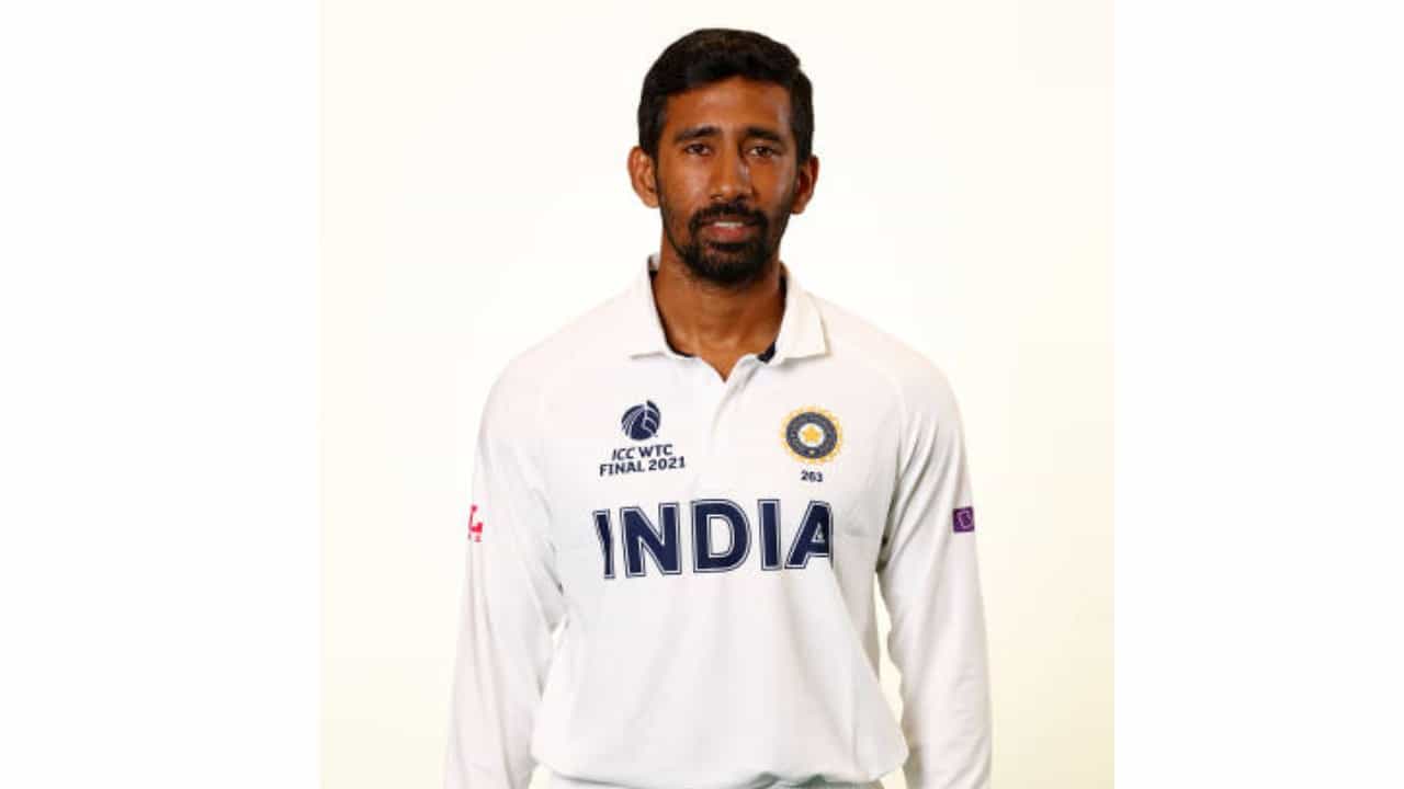 ತಮ್ಮ 18 ವರ್ಷಗಳ ವೃತ್ತಿಜೀವನದಲ್ಲಿ ವೃದ್ಧಿಮಾನ್ ಸಾಹ 15 ವರ್ಷಗಳ ಕಾಲ ಬಂಗಾಳ ಪರವಾಗಿ ಮತ್ತು 2 ವರ್ಷಗಳ ಕಾಲ ತ್ರಿಪುರಾ ಪರ ದೇಶೀಯ ಕ್ರಿಕೆಟ್ ಆಡಿದ್ದಾರೆ. ಈ ವೇಳೆ 142 ಪಂದ್ಯಗಳನ್ನಾಡಿರುವ ಅವರು 14 ಶತಕಗಳೊಂದಿಗೆ ಒಟ್ಟು 7169 ರನ್ ಕಲೆಹಾಕಿದ್ದಾರೆ.