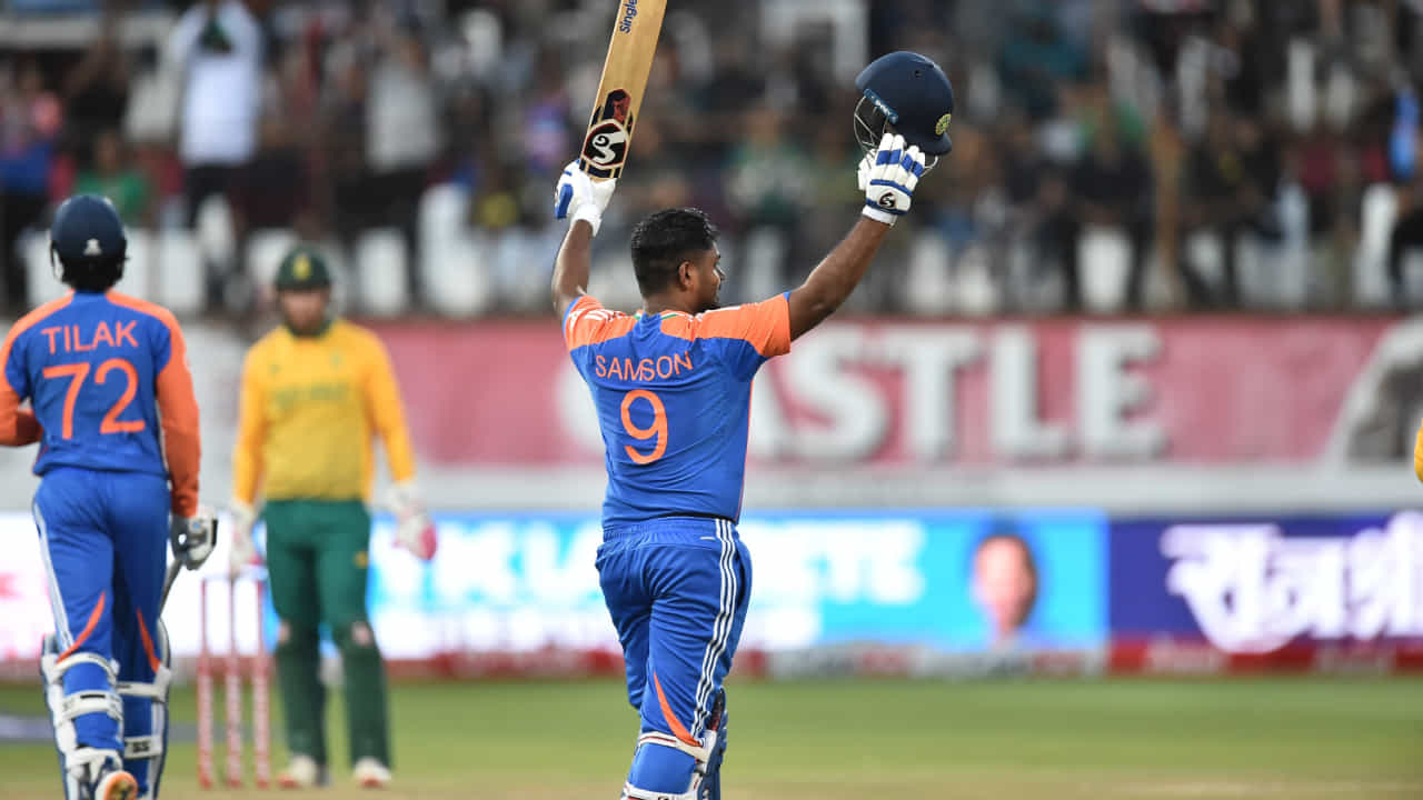 4 ಪಂದ್ಯಗಳ ಟಿ20 ಸರಣಿಗಾಗಿ ದಕ್ಷಿಣ ಆಫ್ರಿಕಾ ಪ್ರವಾಸ ಕೈಗೊಂಡಿರುವ ಭಾರತದ ಯುವ ತಂಡ, ನವೆಂಬರ್ 8 ರಂದು ನಡೆದ ಮೊದಲ ಪಂದ್ಯವನ್ನು ಗೆಲ್ಲುವ ಮೂಲಕ ಸರಣಿಯಲ್ಲಿ ಅಮೋಘ ಶುಭಾರಂಭ ಮಾಡಿದೆ. ಈ ಪಂದ್ಯದಲ್ಲಿ ಆರಂಭಿಕರಾಗಿ ಕಣಕ್ಕಿಳಿದಿದ್ದ ಸಂಜು ಅದ್ಭುತ ಶತಕ ಬಾರಿಸಿದರು. ಹೀಗಾಗಿ ಟೀಂ ಇಂಡಿಯಾ 203 ರನ್ಗಳ ಬೃಹತ್ ಮೊತ್ತ ಕಲೆಹಾಕಿತು. ಈ ಗುರಿ ಬೆನ್ನಟ್ಟಿದ ಆಫ್ರಿಕಾ ತಂಡ 141 ರನ್ ಕಲೆಹಾಕಲಷ್ಟೇ ಶಕ್ತವಾಯಿತು.