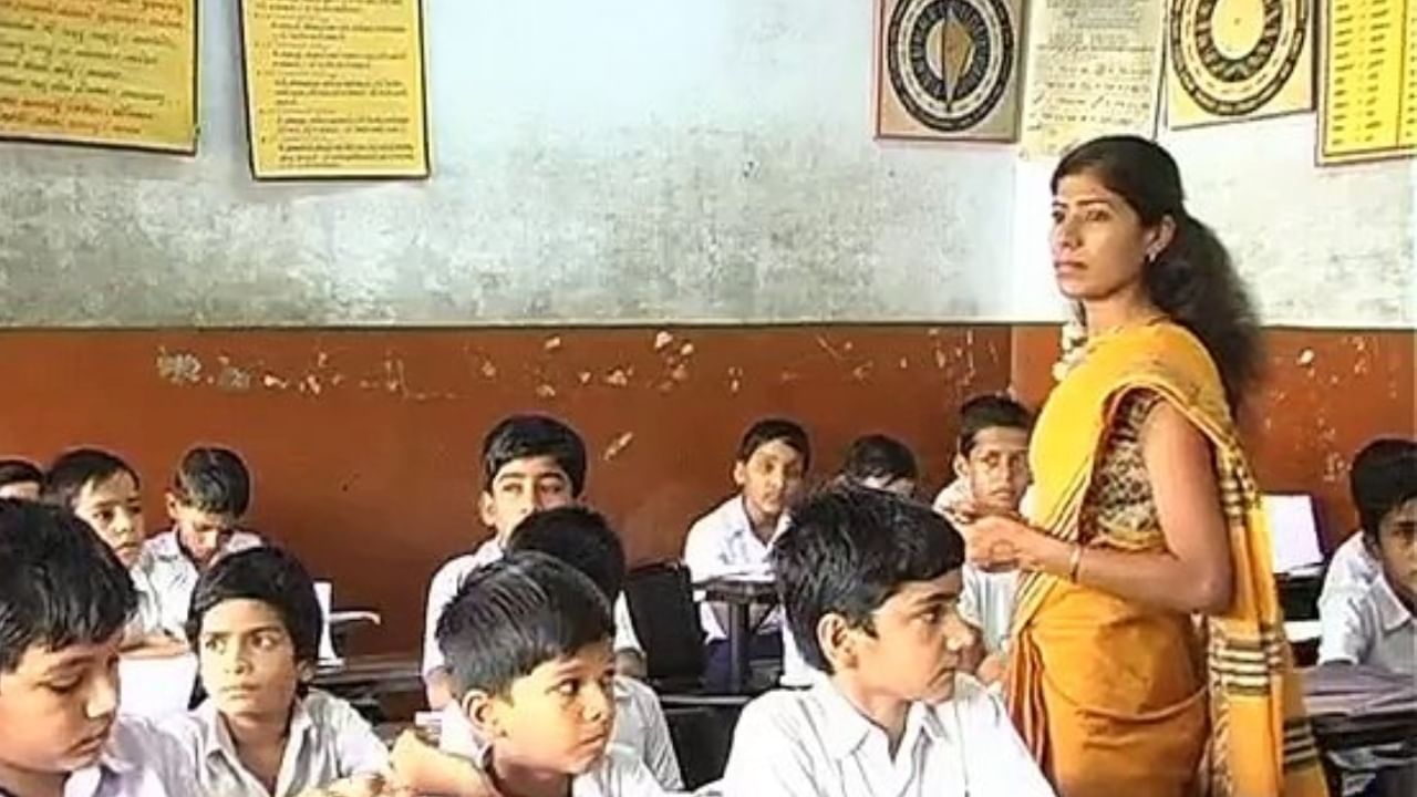 ವಿದ್ಯಾರ್ಥಿಗಳಿಂದಲೇ ಶಿಕ್ಷಕರಿಗೆ ಕಿರುಕುಳ! ನಿಯಂತ್ರಣಕ್ಕೆ ನಿಯಮ ರೂಪಿಸಲು ಸಿಎಂಗೆ ಪತ್ರ ಬರೆದ ಖಾಸಗಿ ಶಿಕ್ಷಣ ಸಂಸ್ಥೆಗಳು ವಿದ್ಯಾರ್ಥಿಗಳಿಂದಲೇ ಶಿಕ್ಷಕರಿಗೆ ಕಿರುಕುಳ! ನಿಯಂತ್ರಣಕ್ಕೆ ನಿಯಮ ರೂಪಿಸಲು ಸಿಎಂಗೆ ಪತ್ರ ಬರೆದ ಖಾಸಗಿ ಶಿಕ್ಷಣ ಸಂಸ್ಥೆಗಳು