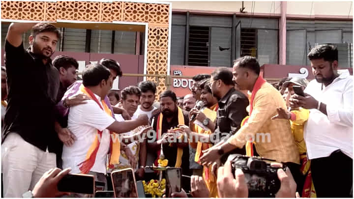 ‘ಭೈರತಿ ರಣಗಲ್’: ಶಿವಮೊಗ್ಗದಲ್ಲಿ ಫ್ಯಾನ್ಸ್ ಜೊತೆ ಸಂಭ್ರಮಿಸಿದ ಶಿವರಾಜ್ಕುಮಾರ್ ‘ಭೈರತಿ ರಣಗಲ್’: ಶಿವಮೊಗ್ಗದಲ್ಲಿ ಫ್ಯಾನ್ಸ್ ಜೊತೆ ಸಂಭ್ರಮಿಸಿದ ಶಿವರಾಜ್ಕುಮಾರ್