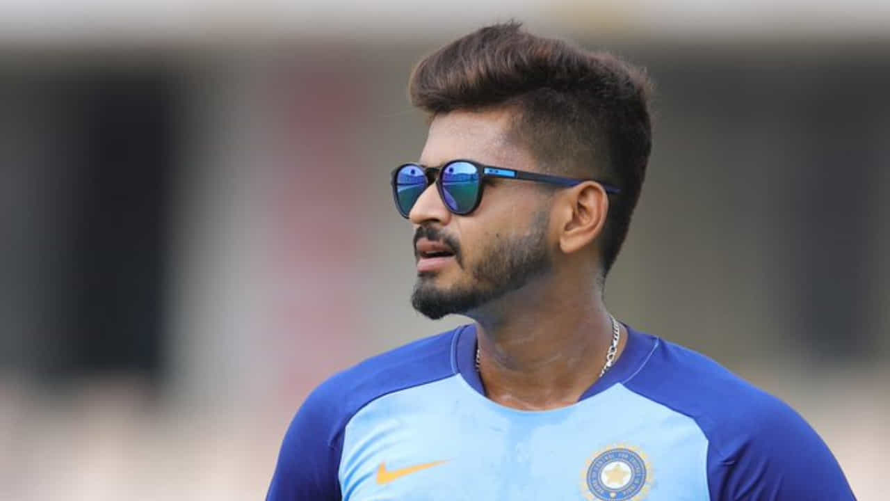 ತನ್ನ ನಾಯಕತ್ವದಲ್ಲಿ ಕೊಲ್ಕತ್ತಾ ನೈಟ್ ರೈಡರ್ಸ್ ತಂಡವನ್ನು ಚಾಂಪಿಯನ್ ಮಾಡಿದ್ದ ಶ್ರೇಯಸ್ ಅಯ್ಯರ್, ಈ ಬಾರಿ ಹೊಸ ತಂಡದ ಪರ ಕಣಕ್ಕಿಳಿಯುವುದು ಖಚಿತವಾಗಿದೆ. ಪಂಜಾಬ್ ಕಿಂಗ್ಸ್ ಹಾಗೂ ಡೆಲ್ಲಿ ಕ್ಯಾಪಿಟಲ್ಸ್ ನಡುವೆ ನಡೆದ ಜಿದ್ದಾಜಿದ್ದಿನ ಹೋರಾಟದಲ್ಲಿ ಅಂತಿಮವಾಗಿ ಶ್ರೇಯಸ್ ಪಂಜಾಬ್ ತಂಡವನ್ನು ಸೇರಿಕೊಂಡಿದ್ದಾರೆ.