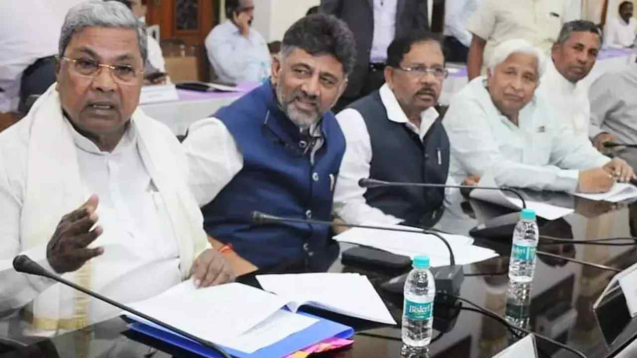 ಶಾಸಕರನ್ನು ವಿಶ್ವಾಸದಲ್ಲಿಟ್ಟುಕೊಳ್ಳುವಂತೆ ಸಚಿವರಿಗೆ ಸಿಎಂ ಟಾಸ್ಕ್, ಸರ್ಕಾರಕ್ಕೆ ಇದ್ಯಾ ಆಪರೇಷನ್ ಕಮಲ ಭೀತಿ? ಶಾಸಕರನ್ನು ವಿಶ್ವಾಸದಲ್ಲಿಟ್ಟುಕೊಳ್ಳುವಂತೆ ಸಚಿವರಿಗೆ ಸಿಎಂ ಟಾಸ್ಕ್, ಸರ್ಕಾರಕ್ಕೆ ಇದ್ಯಾ ಆಪರೇಷನ್ ಕಮಲ ಭೀತಿ?
