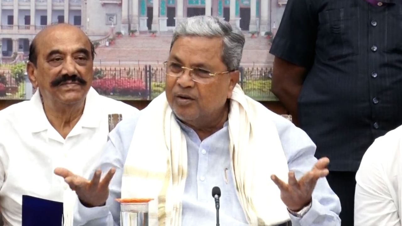 ವಿಪಕ್ಷಗಳಿಗೆ ಸೆಡ್ಡು ಹೊಡೆಯಲು ತಂತ್ರ: ಡಿಸೆಂಬರ್ 5ರಂದು ಹಾಸನದಲ್ಲಿ ಸಿದ್ದರಾಮಯ್ಯ ಅಭಿಮಾನಿಗಳ ಸಮಾವೇಶ ವಿಪಕ್ಷಗಳಿಗೆ ಸೆಡ್ಡು ಹೊಡೆಯಲು ತಂತ್ರ: ಡಿಸೆಂಬರ್ 5ರಂದು ಹಾಸನದಲ್ಲಿ ಸಿದ್ದರಾಮಯ್ಯ ಅಭಿಮಾನಿಗಳ ಸಮಾವೇಶ