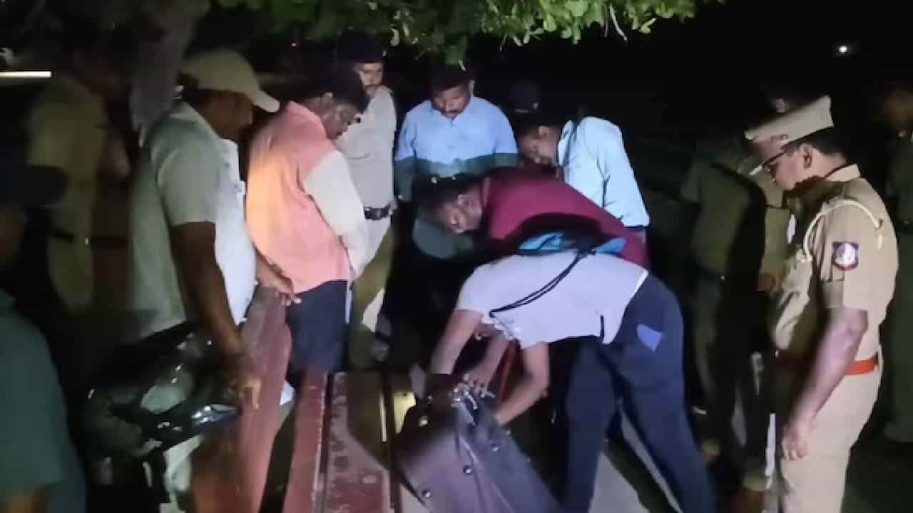ತಮಿಳುನಾಡು: ರೈಲ್ವೆ ನಿಲ್ದಾಣದೊಳಗೆ ಸೂಟ್ಕೇಸ್ನಲ್ಲಿ ಮಹಿಳೆಯ ಶವ ಪತ್ತೆ ತಮಿಳುನಾಡು: ರೈಲ್ವೆ ನಿಲ್ದಾಣದೊಳಗೆ ಸೂಟ್ಕೇಸ್ನಲ್ಲಿ ಮಹಿಳೆಯ ಶವ ಪತ್ತೆ