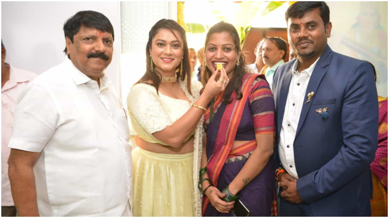 ‘ಸಮೃದ್ಧಿ ರಂಗತಂಡ’ ಉದ್ಘಾಟಿಸಿದ ಬಿಗ್ ಬಾಸ್ ತನಿಷಾ, ಎನ್.ಎಂ. ಸುರೇಶ್ ‘ಸಮೃದ್ಧಿ ರಂಗತಂಡ’ ಉದ್ಘಾಟಿಸಿದ ಬಿಗ್ ಬಾಸ್ ತನಿಷಾ, ಎನ್.ಎಂ. ಸುರೇಶ್