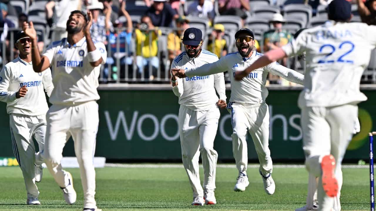 ಬಾರ್ಡರ್-ಗವಾಸ್ಕರ್ ಟೆಸ್ಟ್ ಸರಣಿಯ ಮೊದಲ ಪಂದ್ಯದಲ್ಲೇ ಟೀಮ್ ಇಂಡಿಯಾ ಜಯಭೇರಿ ಬಾರಿಸಿದೆ. ಪರ್ತ್ನ ಒಪ್ಟಸ್ ಸ್ಟೇಡಿಯಂನಲ್ಲಿ ನಡೆದ ಈ ಪಂದ್ಯದಲ್ಲಿ ಆಸ್ಟ್ರೇಲಿಯಾ ತಂಡವನ್ನು 295 ರನ್ಗಳಿಂದ ಬಗ್ಗು ಬಡಿದು ಭಾರತ ತಂಡವು ಹಲವು ದಾಖಲೆಗಳನ್ನು ನಿರ್ಮಿಸಿದೆ. ಈ ದಾಖಲೆಗಳ ಪಟ್ಟಿ ಈ ಕೆಳಗಿನಂತಿದೆ...
